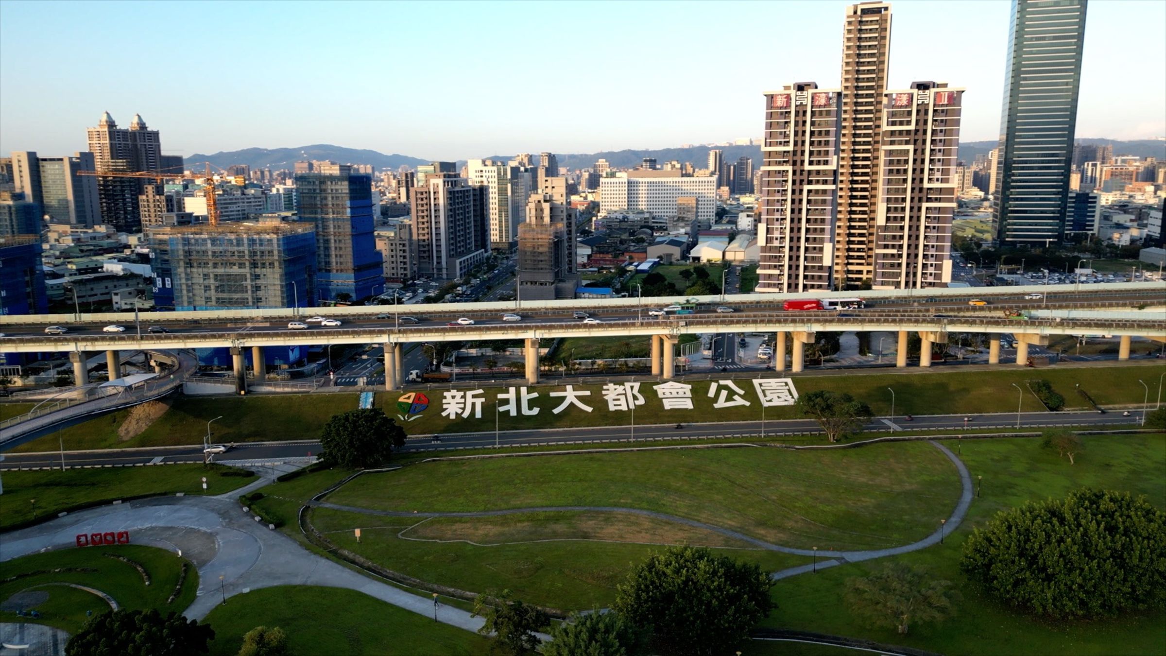 424公頃的新北大都會公園、絕美大漢溪景觀，生活機能優異。