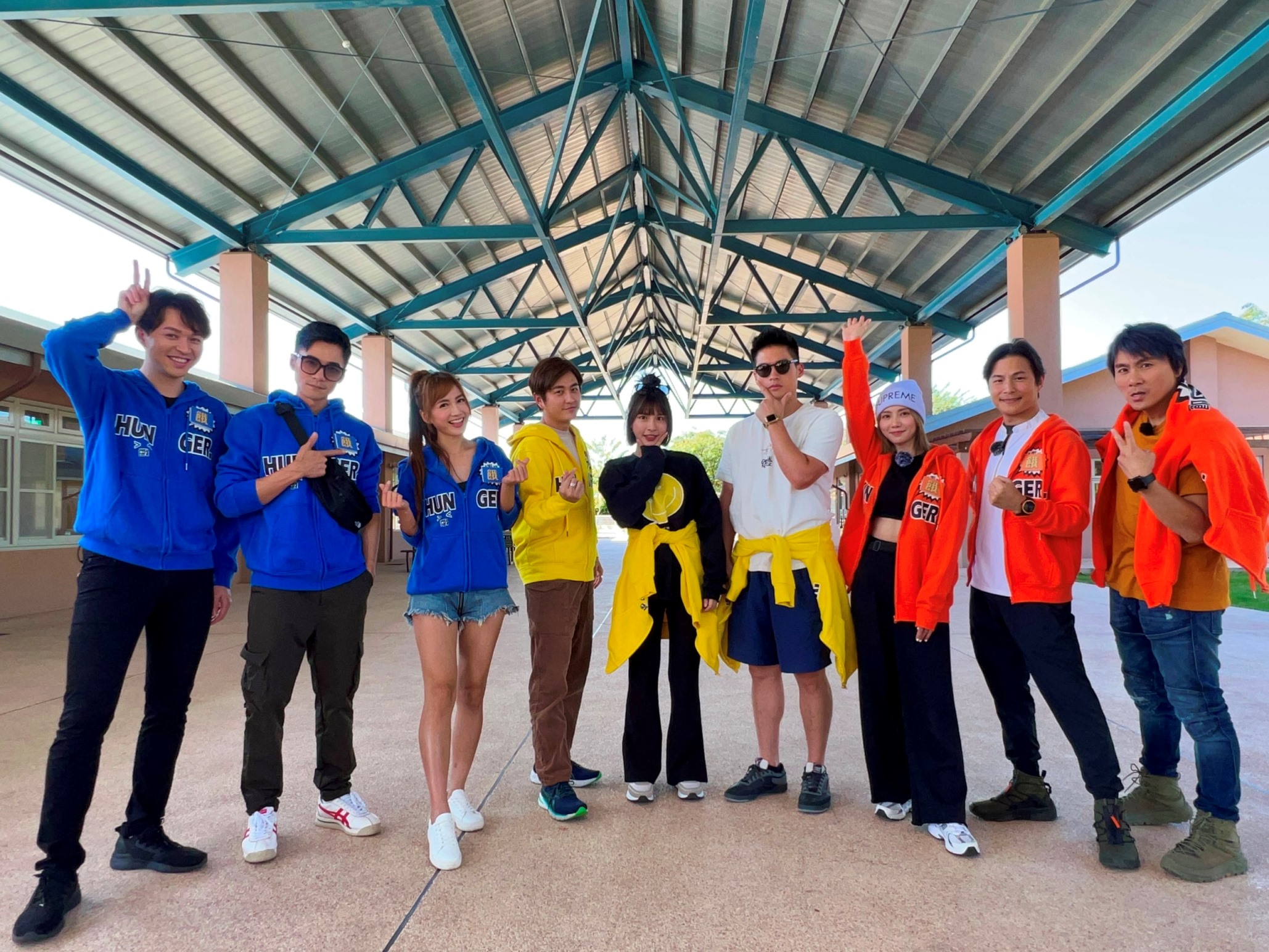 翁滋蔓（左三）首次上《飢餓遊戲》錄影。（中視提供）