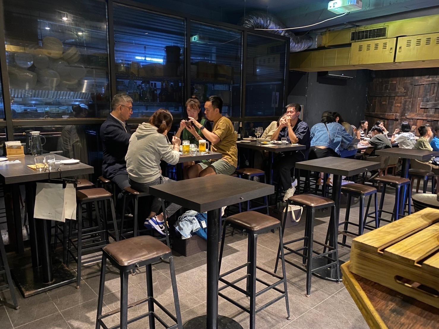 捲土重來再開餐廳，武俊傑以減法哲學，刪掉不必要的裝潢、服務，把成本花在食材上。圖為路易奇洗衣法式餐廳。（路易奇餐飲集團提供）