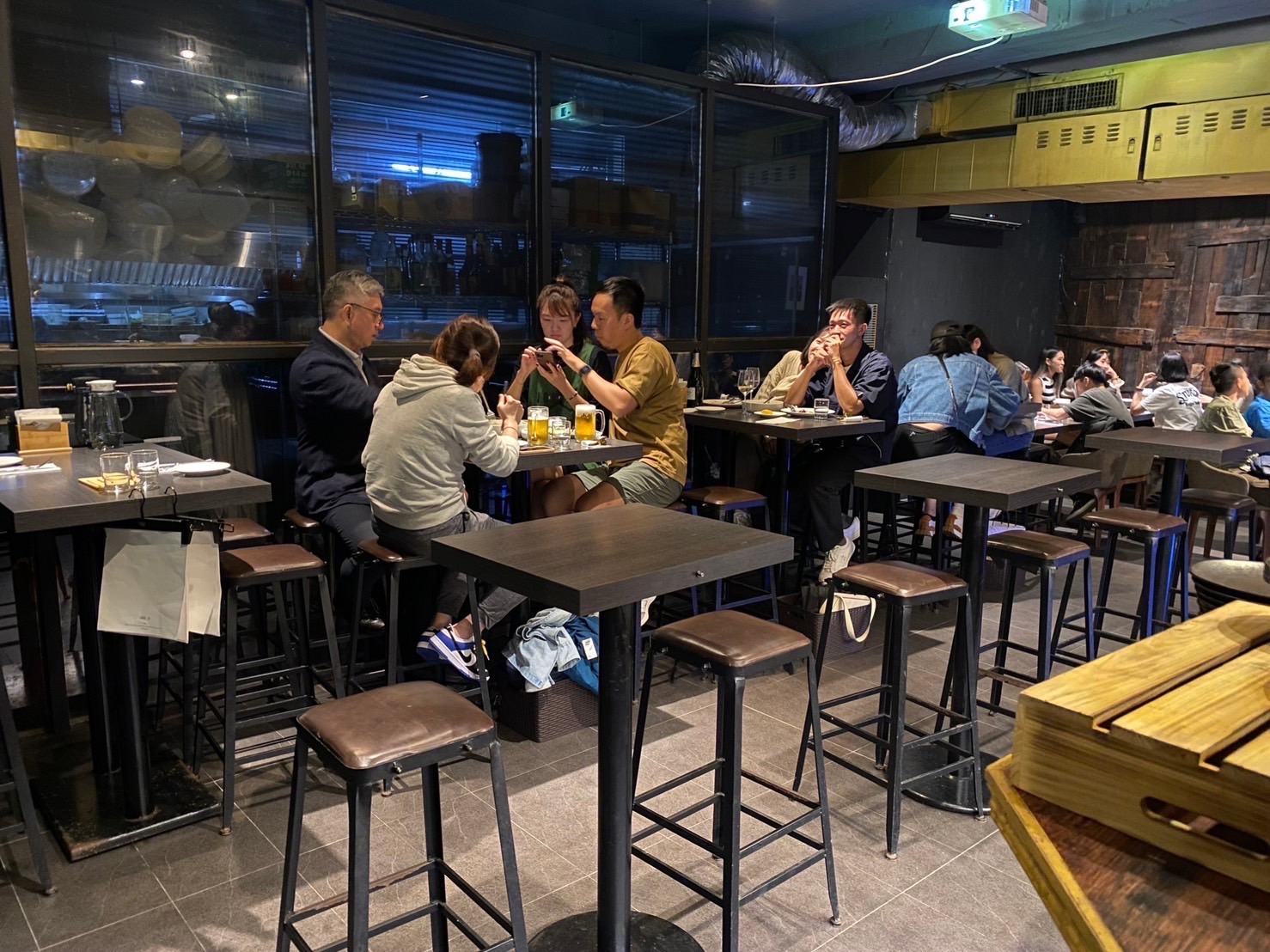 捲土重來再開餐廳，武俊傑以減法哲學，刪掉不必要的裝潢、服務，把成本花在食材上。圖為路易奇洗衣法式餐廳。（路易奇餐飲集團提供）