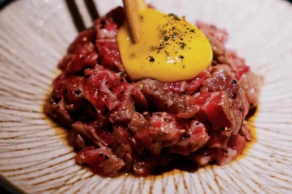 少見的生蛋黃拌生牛肉，口感滑順，是路易奇電力和牛燒肉的前菜。（路易奇餐飲集團提供）