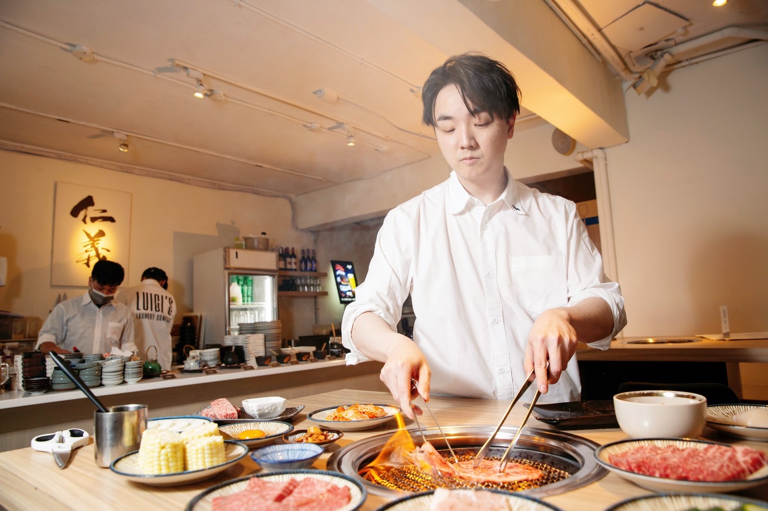 廚師出身的武俊傑，回歸餐廳本質，捨棄過多包裝，出奇招以自己烤半價的消費選擇，靠CP值在和牛燒肉界走出自己的路，成為人氣夯店。