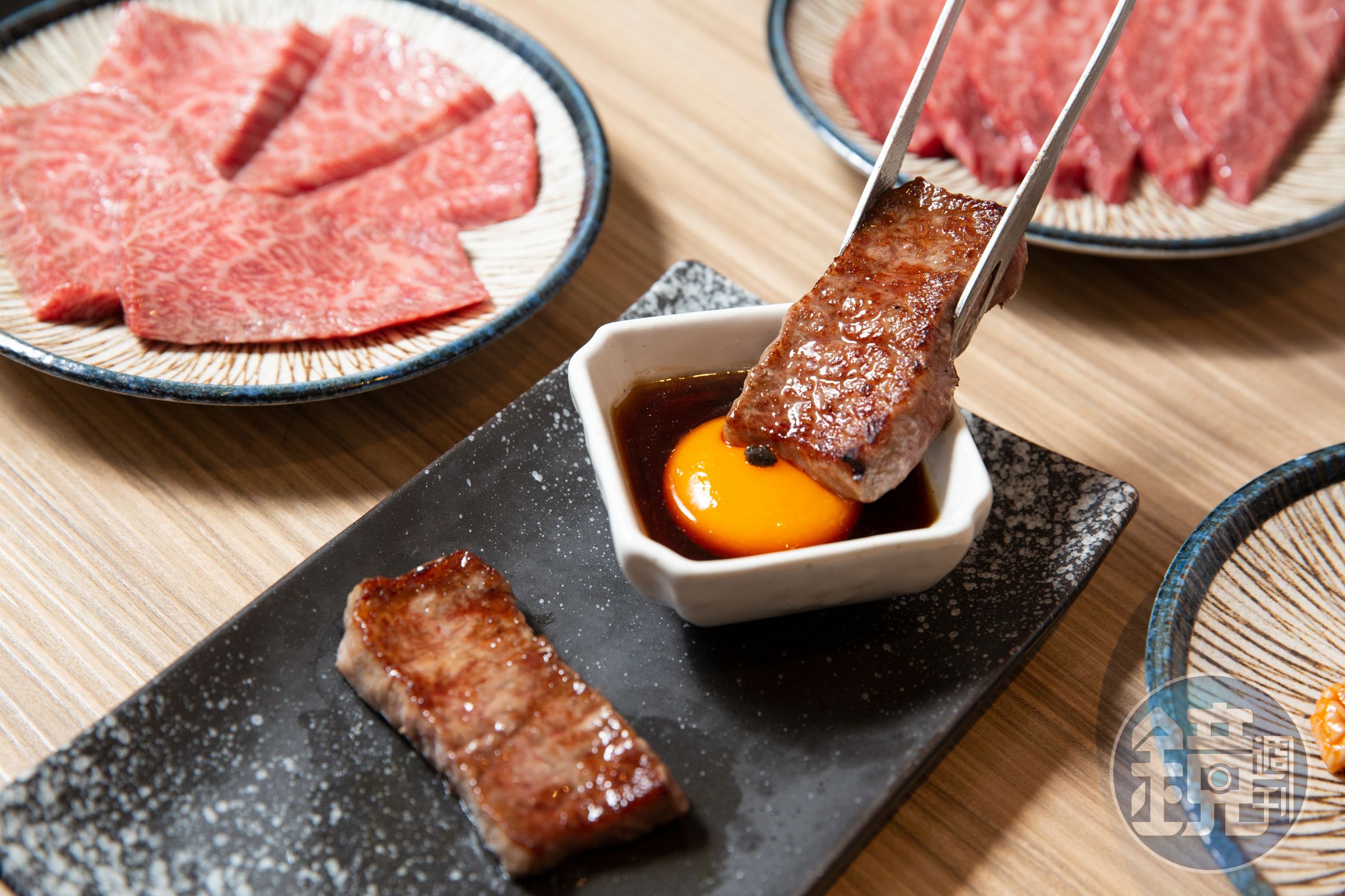 武俊傑只賣好部位的上肉,光肉品供應商就多達十家。A5和牛月見金磚,外酥多汁。(原價1080元、挑戰價580元/份)