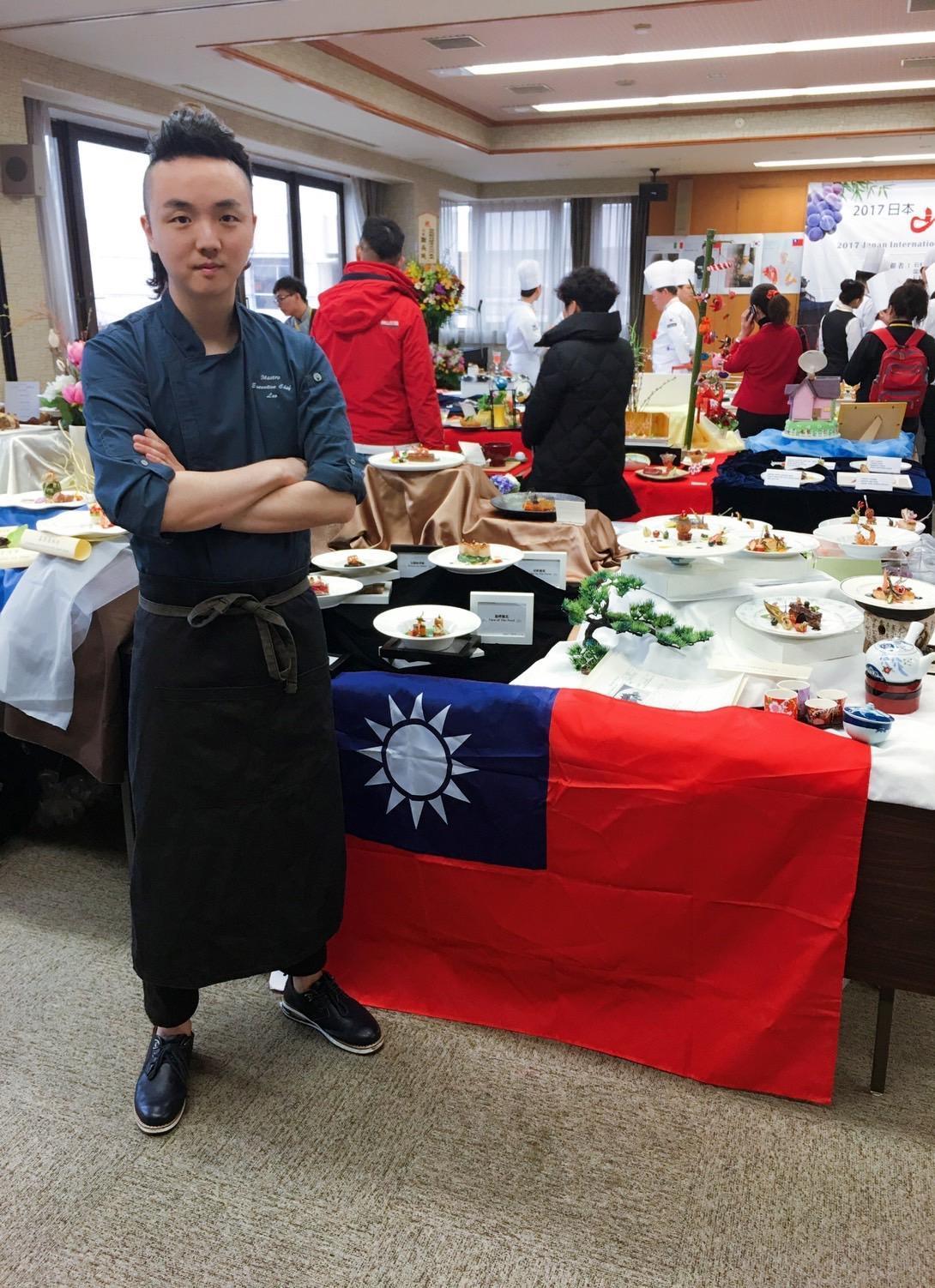 頂著龐克頭的武俊傑十足屁孩樣,其實是出國比賽拿金牌的名廚。(路易奇餐飲集團提供)