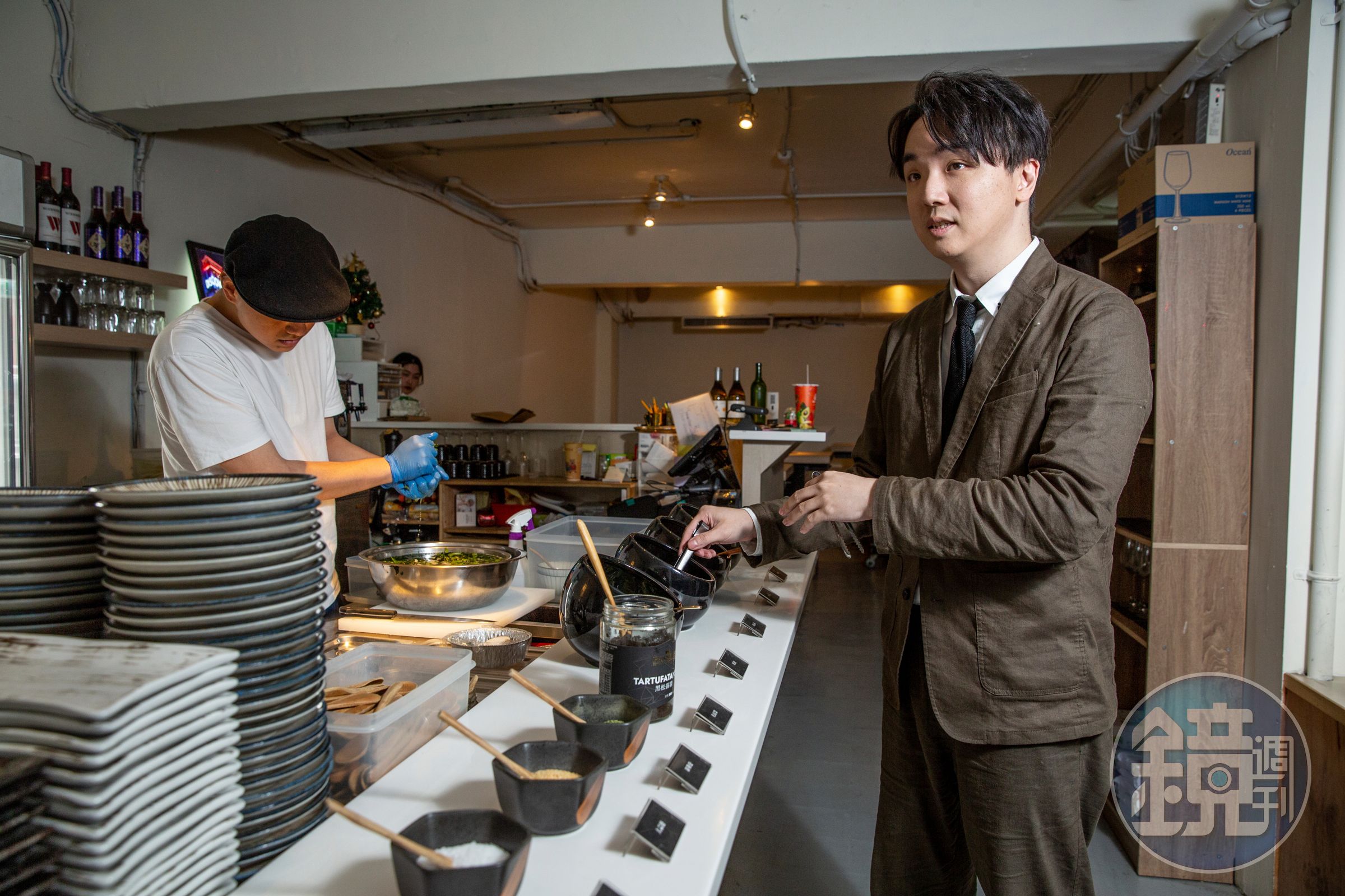 武俊傑(右)做菜喜歡用各種香料,燒肉店裡也提供羅勒鹽、松露醬、鹽昆布等多達十幾種醬料供客人搭配使用。