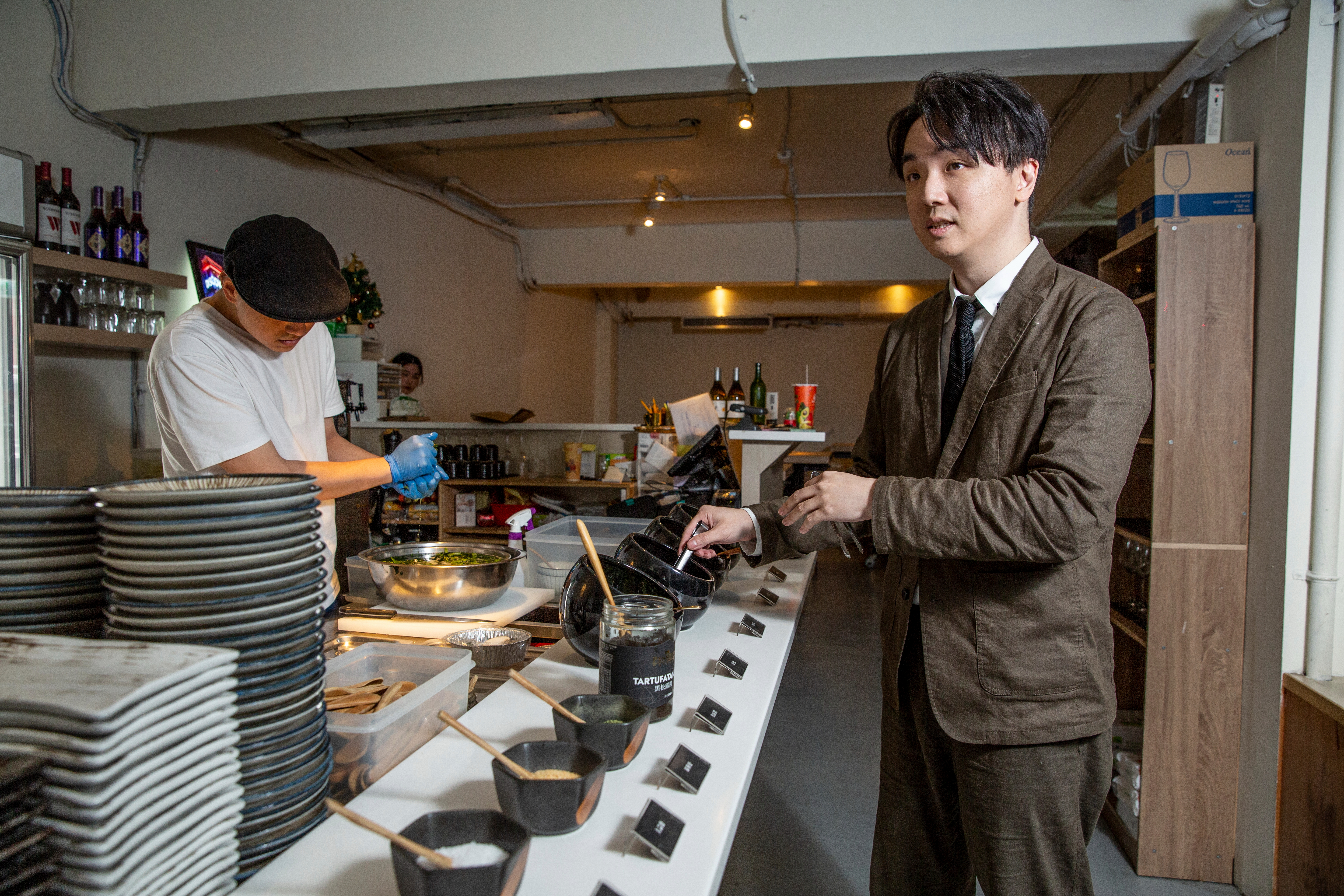 武俊傑（右）做菜喜歡用各種香料，燒肉店裡也提供羅勒鹽、松露醬、鹽昆布等多達十幾種醬料供客人搭配使用。