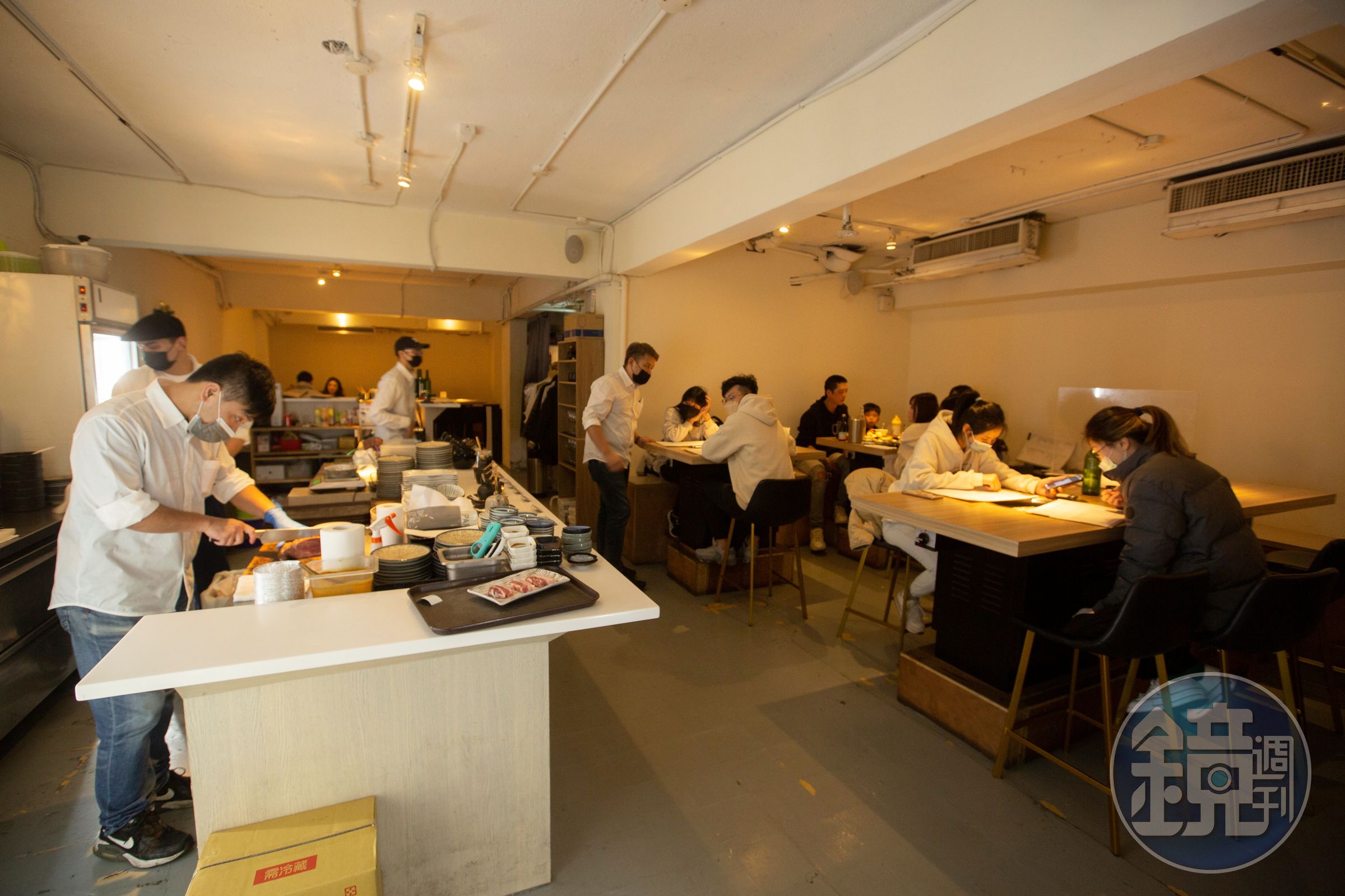 平日晚餐時間一到餐廳已接近客滿,開放式的廚房看得到主廚現切出肉。