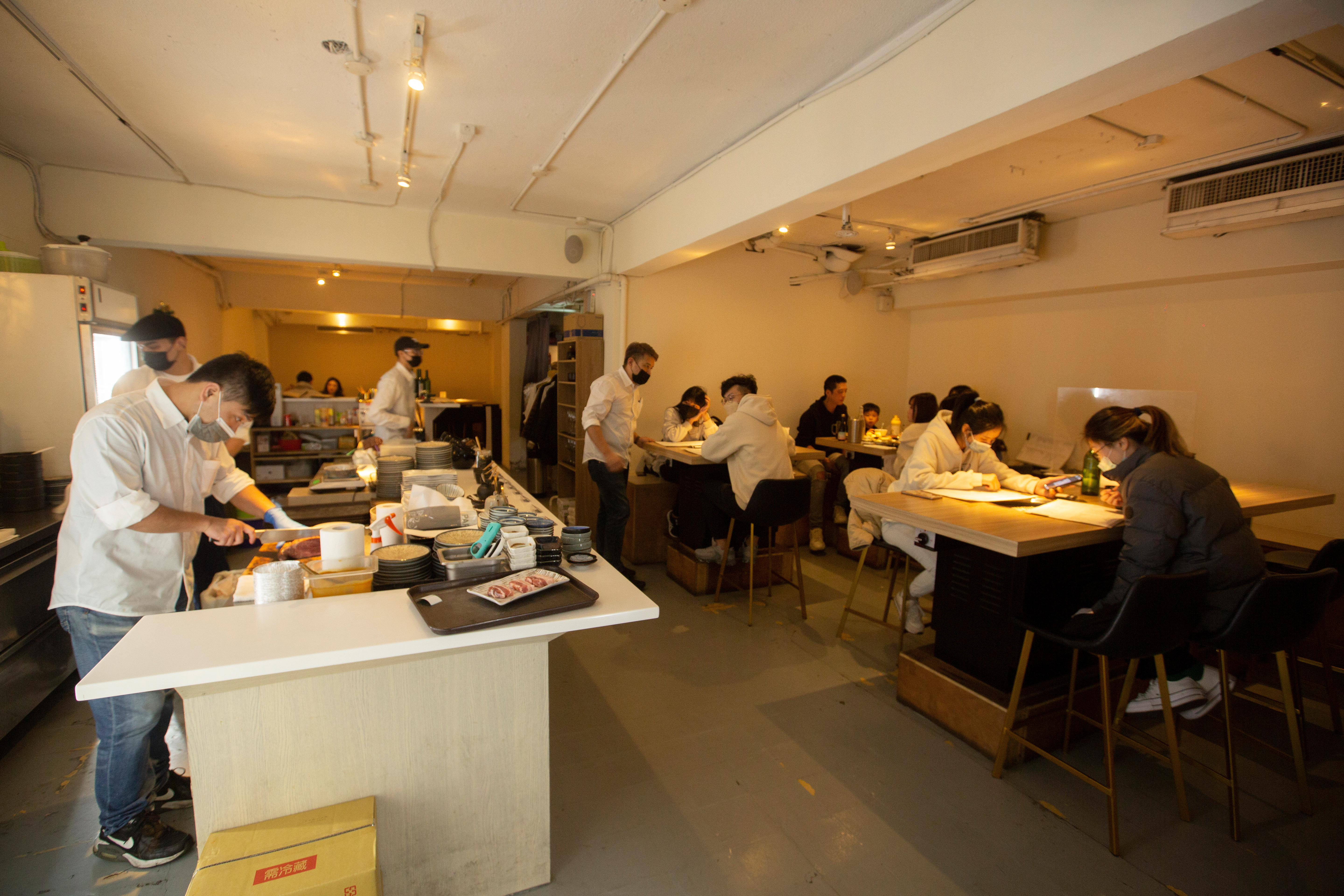 平日晚餐時間一到餐廳已接近客滿，開放式的廚房看得到主廚現切出肉。
