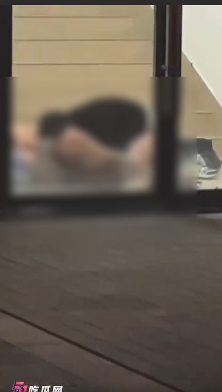 這對情侶的行動，引來附近同學圍觀熱議。（翻自《51吃瓜網》）