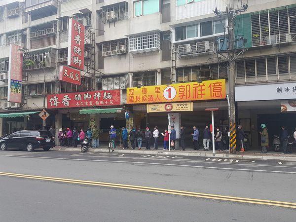 朱學恒PO出新北市中和區莒光路上的老人家在寒風中排隊買雞蛋、以及限購雞蛋的畫面。(翻攝自朱學恒臉書)