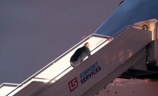 拜登又跌倒了！登機再腿軟摔梯，整個人「被消失」。（翻自推特）