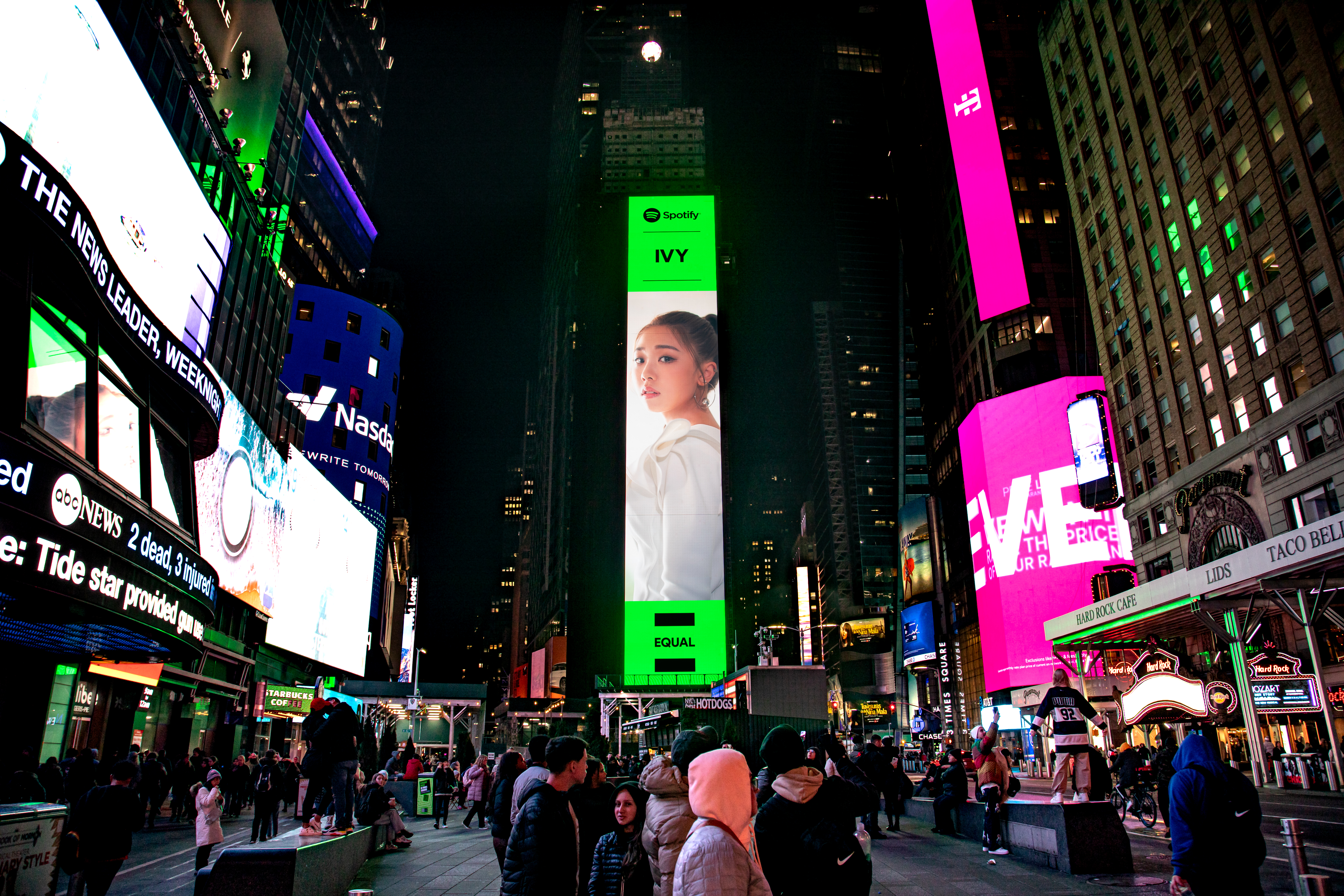 第一次登上時代廣場LED，艾薇相當興奮。（環球音樂提供）