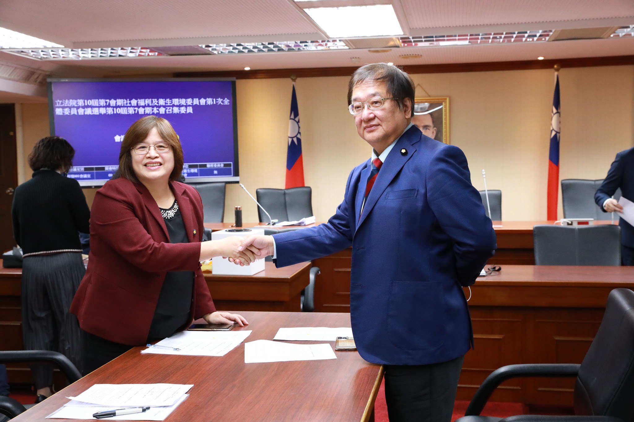 社福衛環委員會由民進黨立委吳玉琴（左）、邱泰源（右）當選召委。（翻攝自吳玉琴臉書）