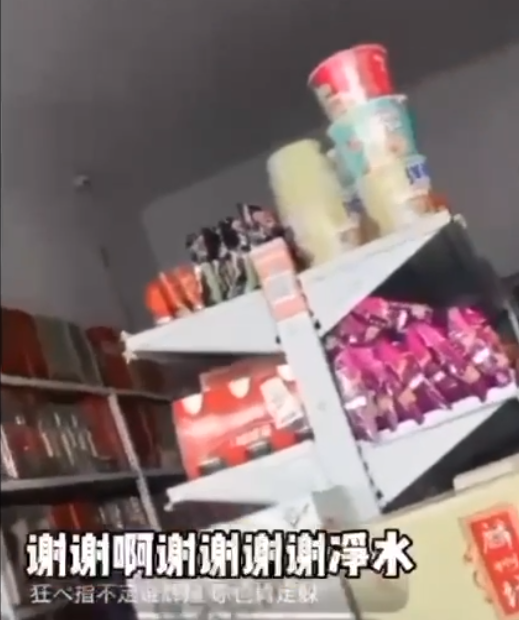 網紅先到雜貨店，成功討到礦泉水。（翻自微博）