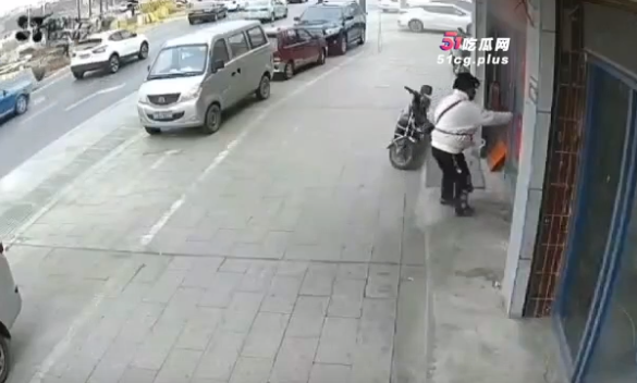 隨後網紅走向隔壁一間小餐館。（翻自微博）