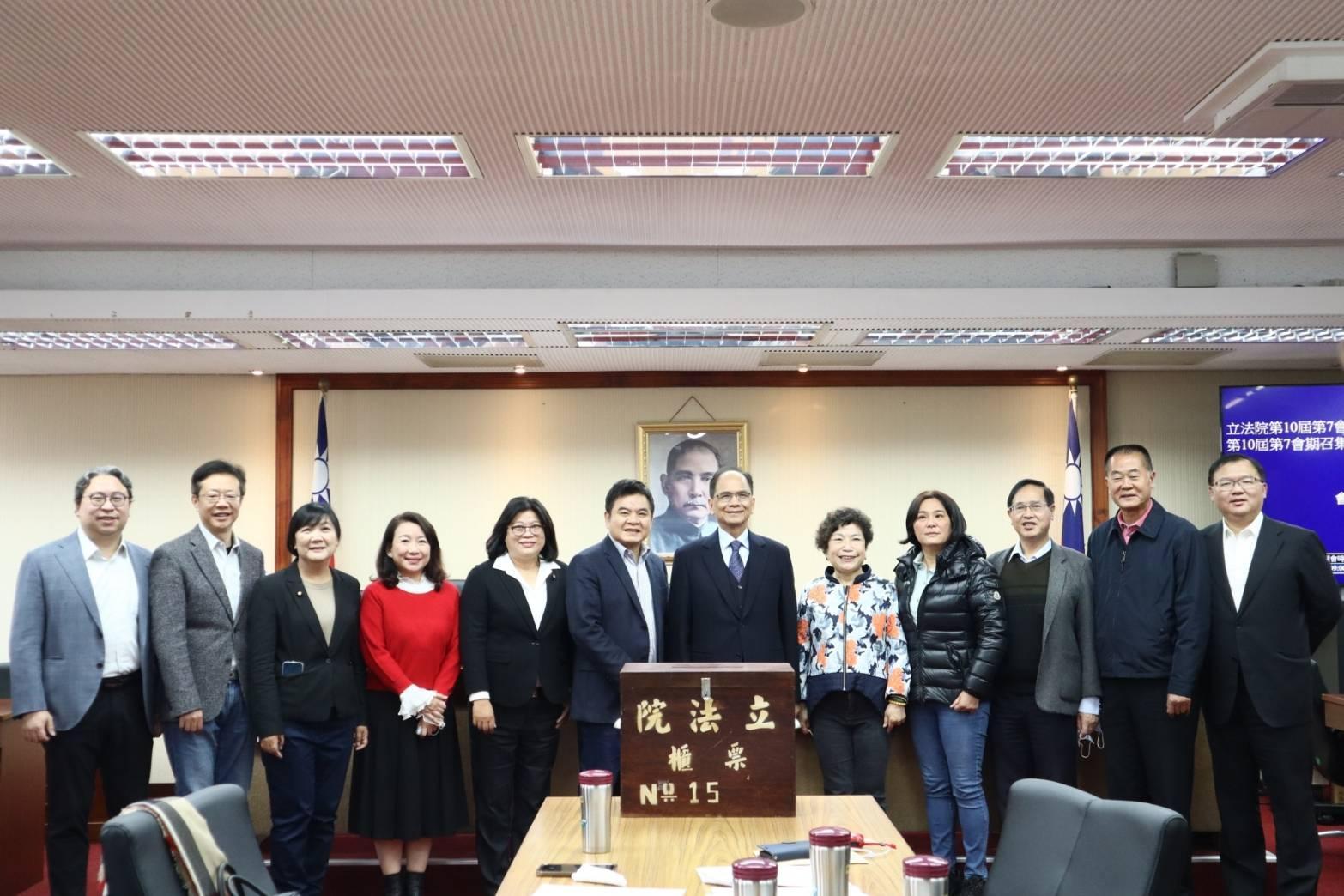 內政委員會召委由推舉產生,民進黨立委莊瑞雄(左6)、國民黨立委陳玉珍(右4)擔任本會期召委。(翻攝自羅美玲臉書)