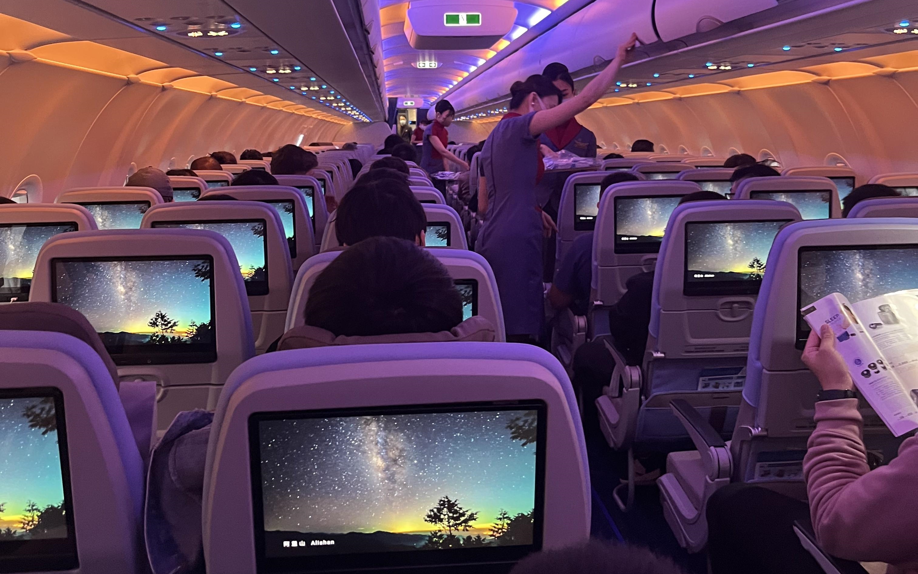 21日有網友於PTT發文表示，飛柬埔寨金邊班機爆滿，疑似求職詐騙捲土重來。（翻攝PTT）