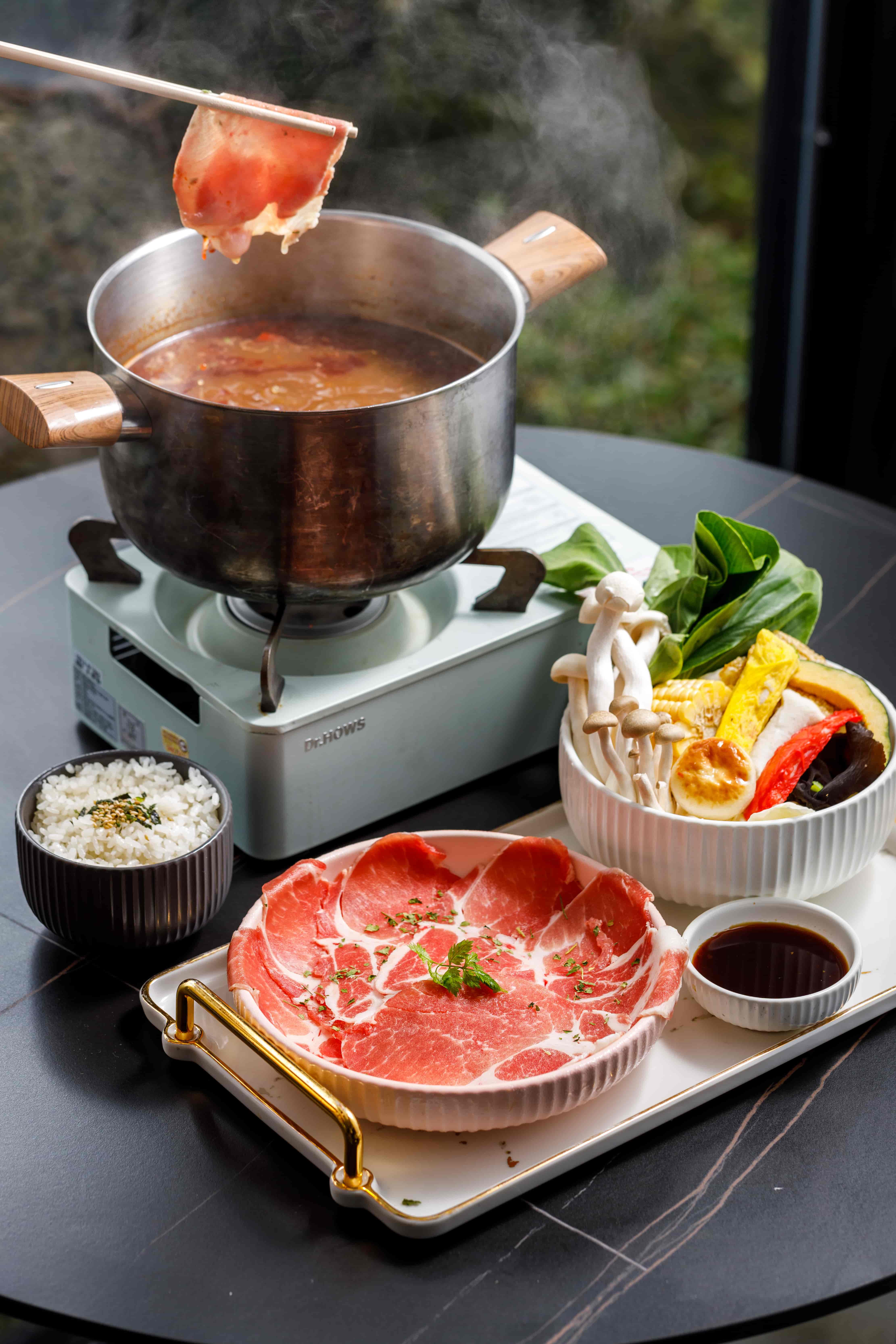 「黑豬梅花肉鍋」的川味麻辣湯底是由兩種不同辣醬調製而成，不死鹹不嗆辣。（480元／份）