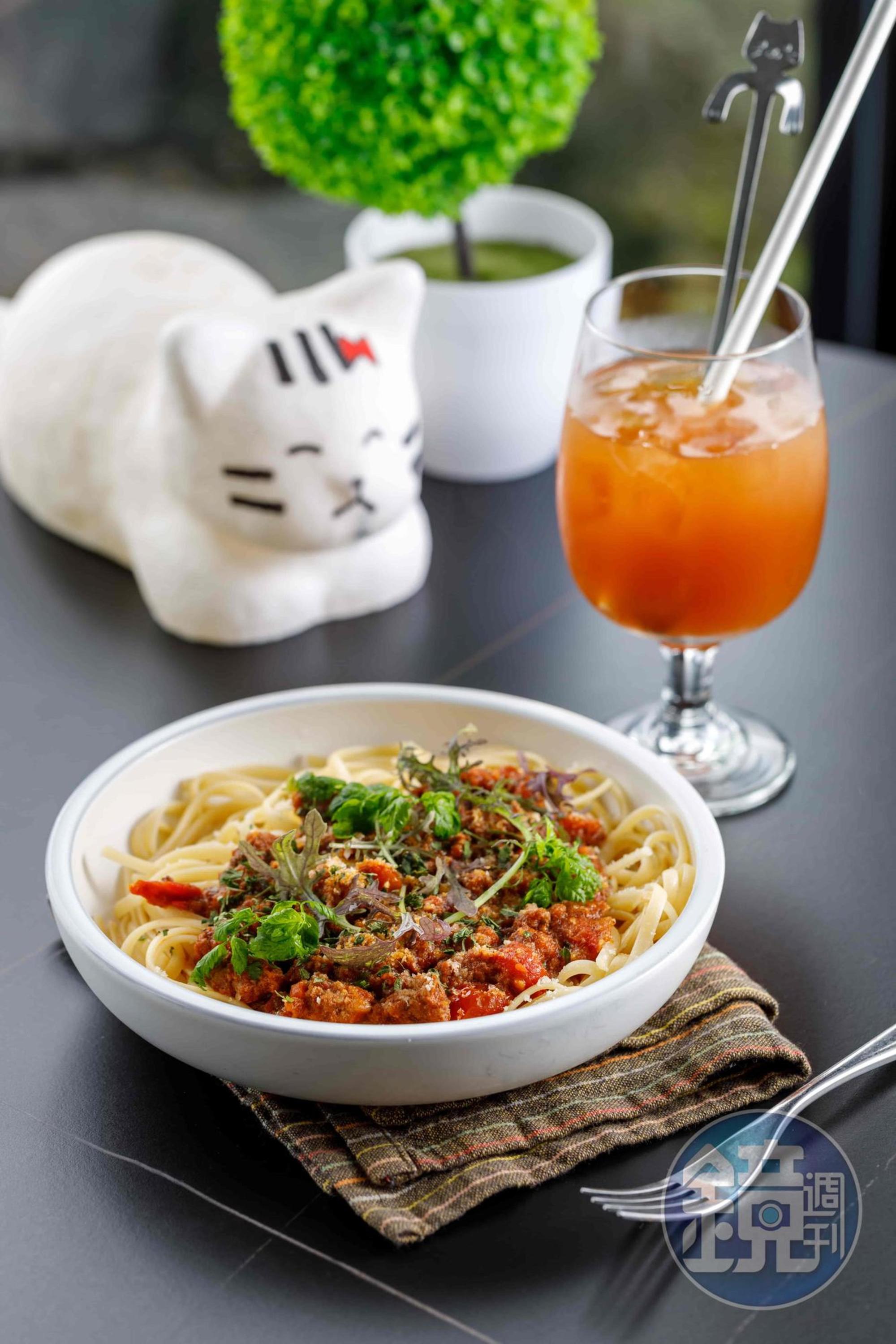 「古法波隆那肉醬細扁麵」拌上主廚自製肉醬，搭配各式香料噴香涮嘴。（380元／份） 