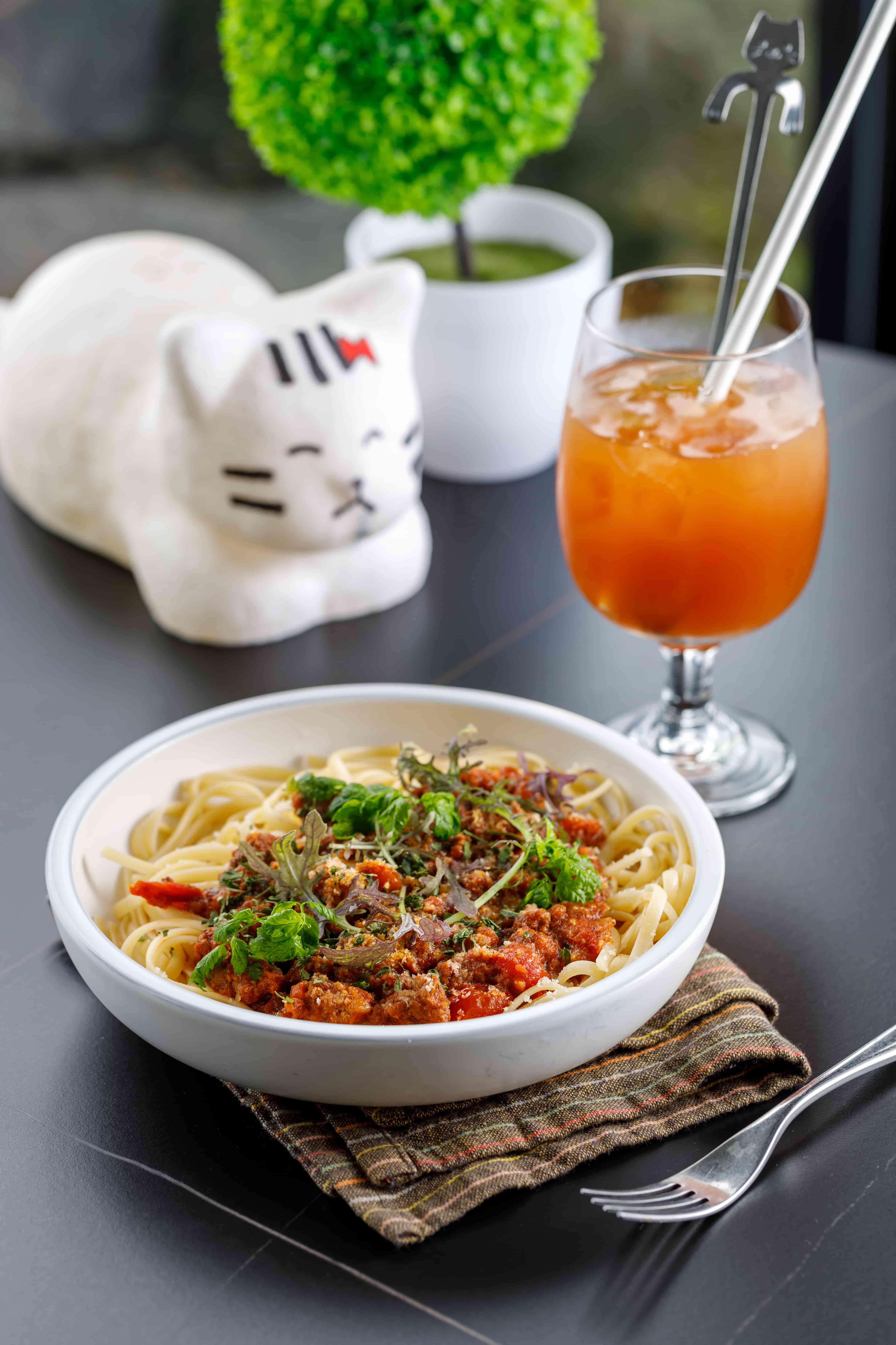「古法波隆那肉醬細扁麵」拌上主廚自製肉醬，搭配各式香料噴香涮嘴。（380元／份） 