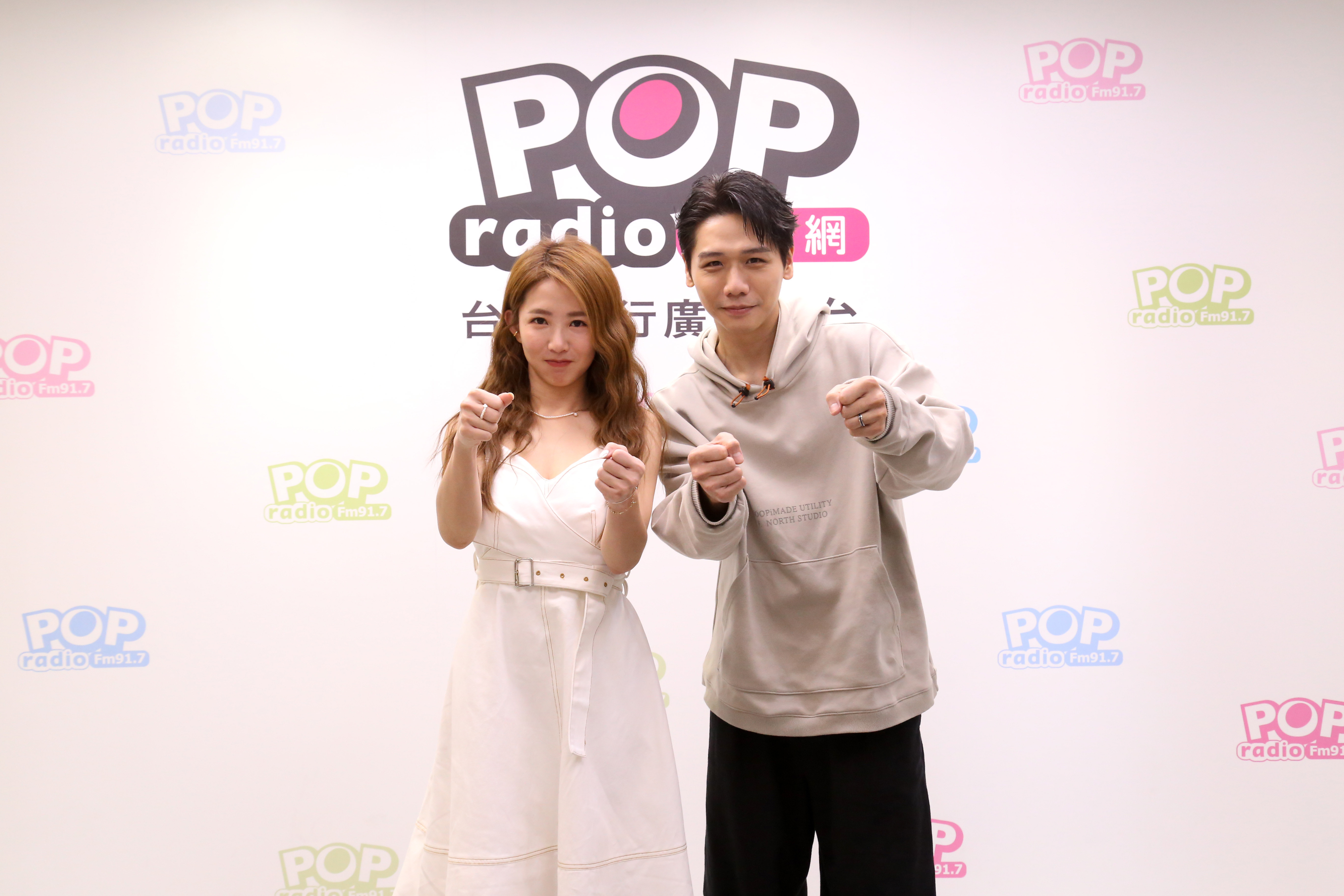 瑤瑤郭書瑤上POP Radio《POP原創漫遊》,接受蔡旻佑訪問。(POP Radio提供)