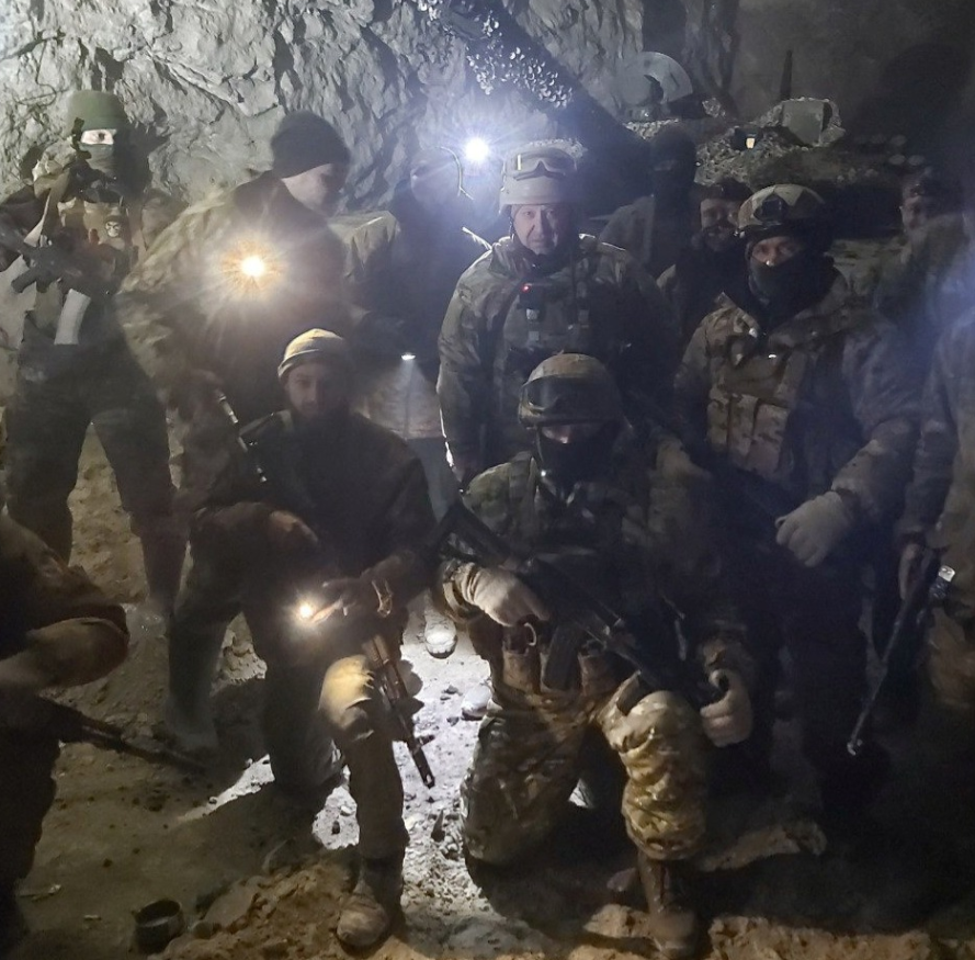 普里格津先前和瓦格納傭兵們合影。(翻自《太陽報》)