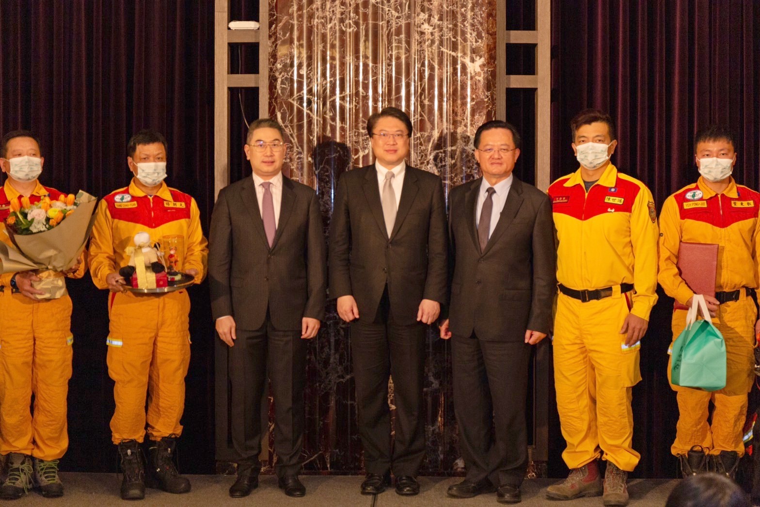 內政部長林右昌等人與台灣國際搜救隊員合影。（內政部提供）
