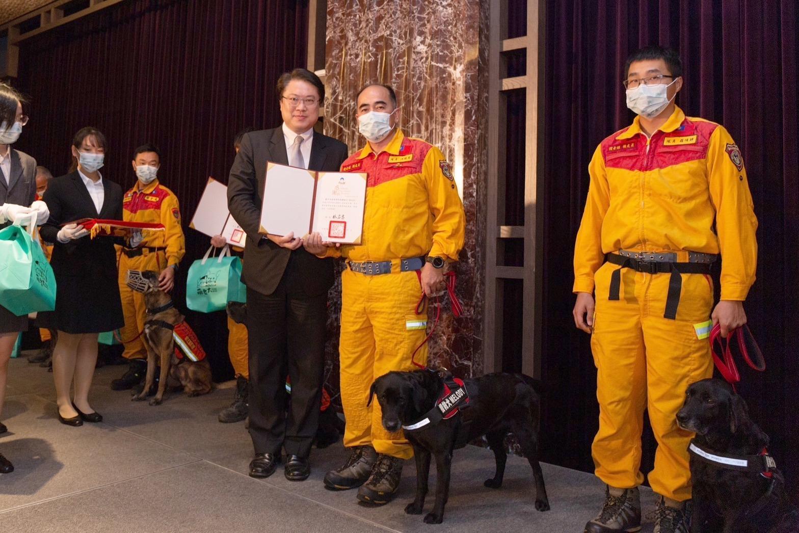 內政部長林右昌致贈搜救人員感謝狀。（內政部提供）
