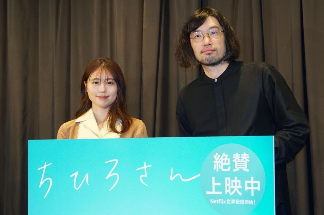 有村架純(左)和今泉力哉導演在新片《我是千尋》上映首日活動現身。(翻攝自TOKYO HEADLINE)