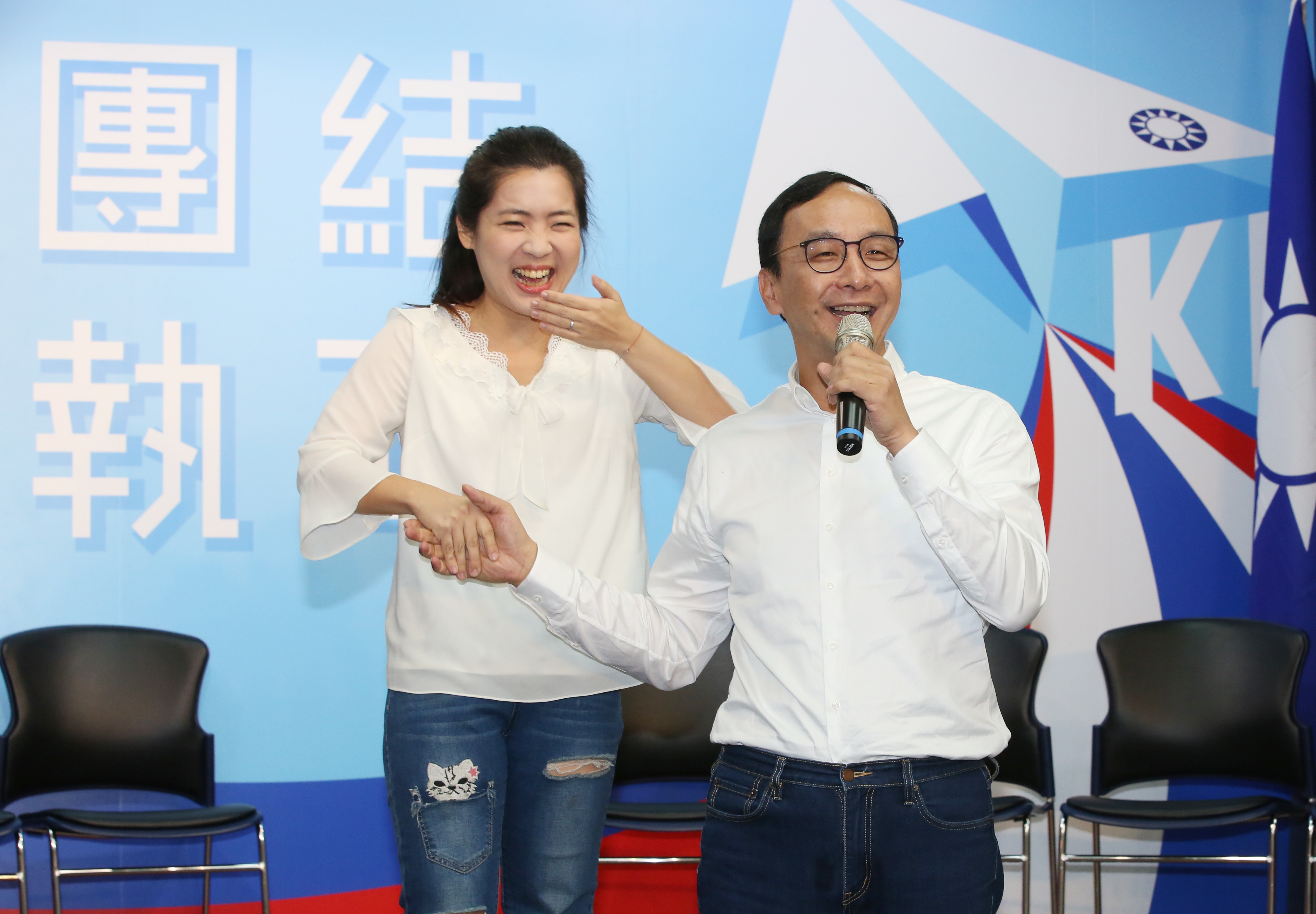 國民黨徐巧芯（左）與秦慧珠隔空互槓，黨主席朱立倫（右）呼籲黨員們應多做為黨好、為國家好的事，「多說一些好話、存一些好心」。（本刊資料照）