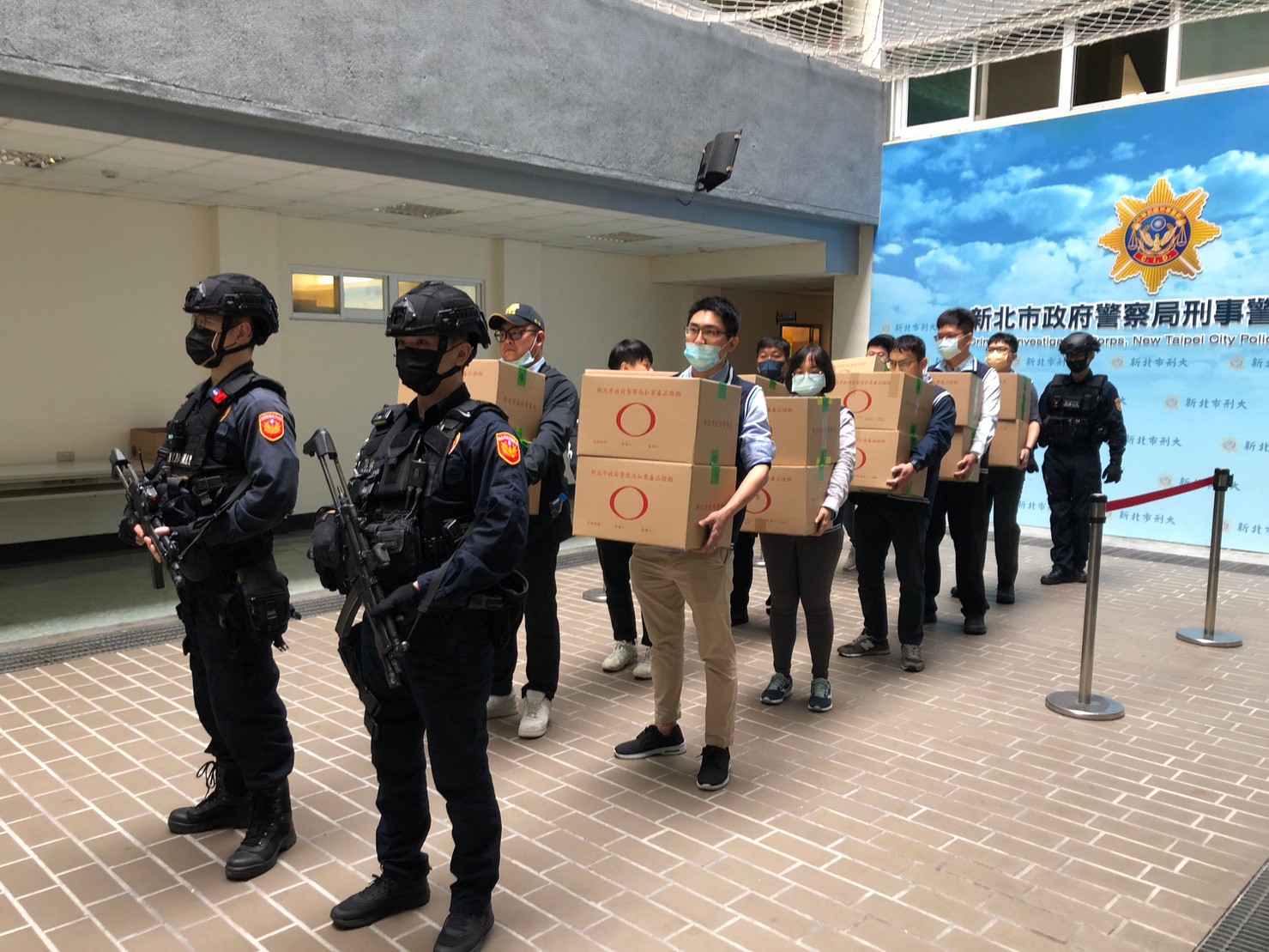 新北市警局今（23）日將70公斤毒品全送焚化爐銷燬，霹靂小組全程戒護。（新北市警局提供）