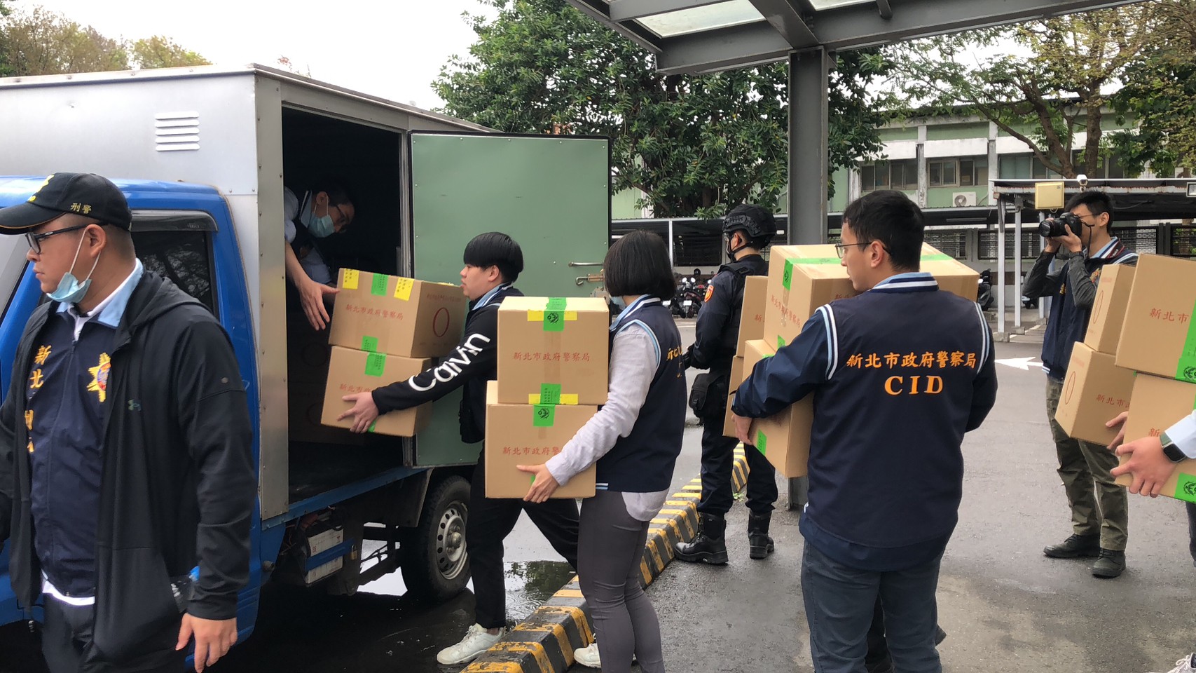 警員將毒品搬運上車。(新北市警局提供)
