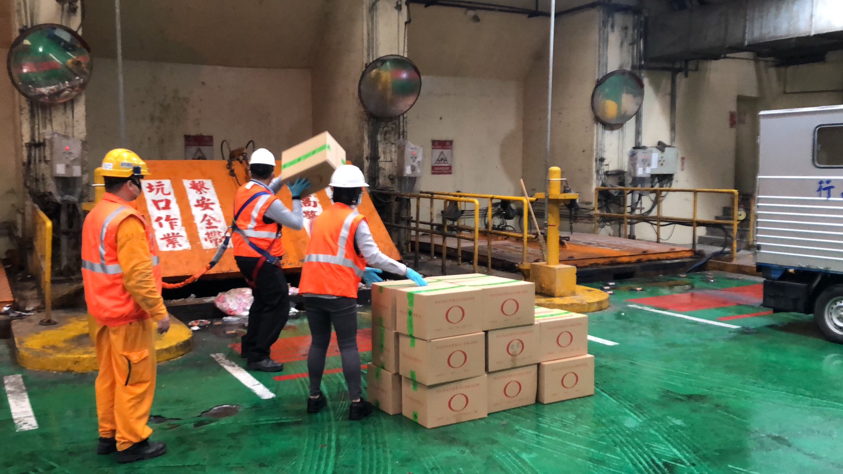 毒品全數運往新店區垃圾焚化廠公開銷燬。(新北市警局提供)