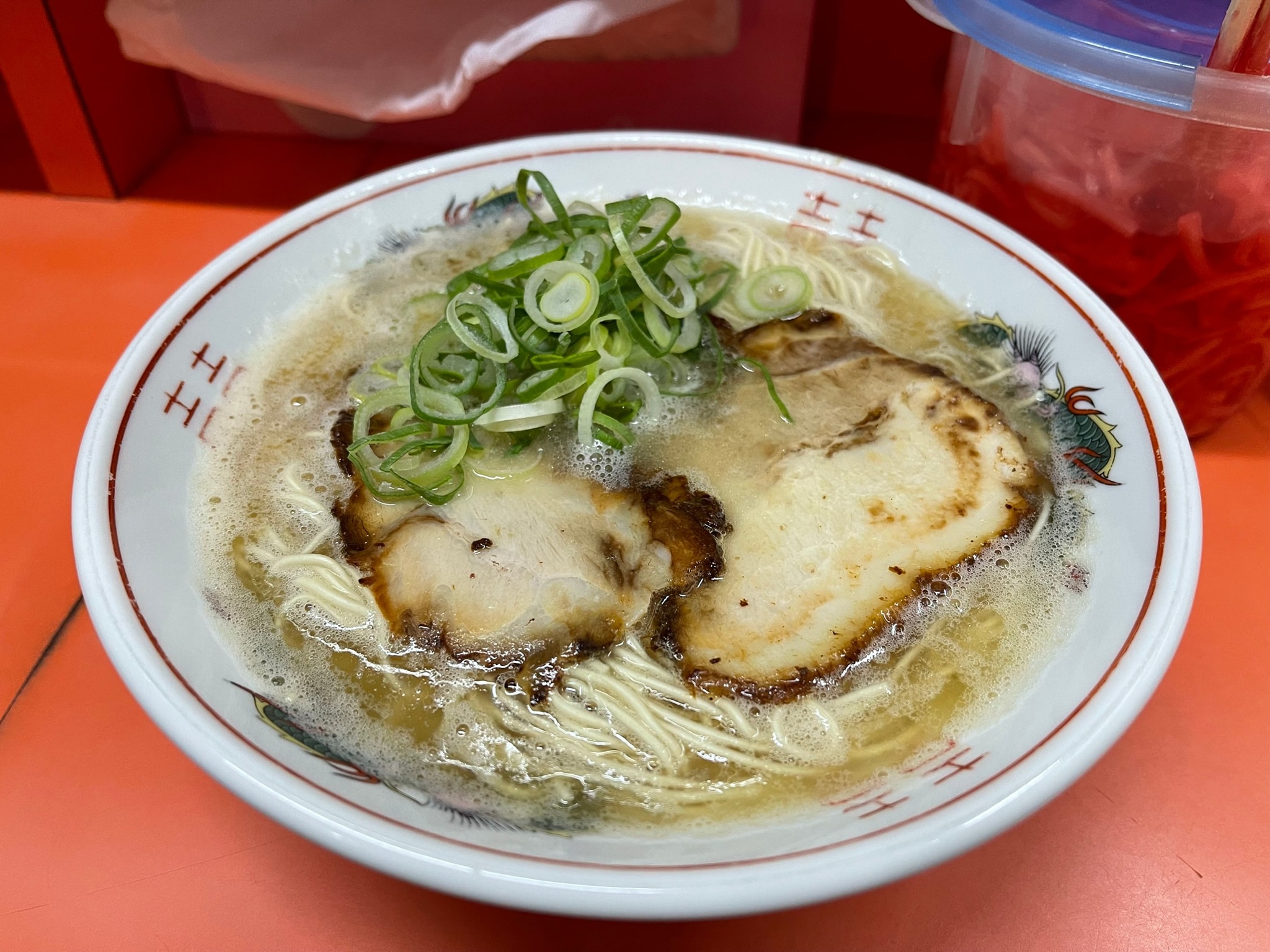 「日本人的歐吉桑」實際走訪爆出消費糾紛的福岡拉麵店，還原老闆夫妻的說法。（翻攝自「日本人的歐吉桑」臉書粉專）
