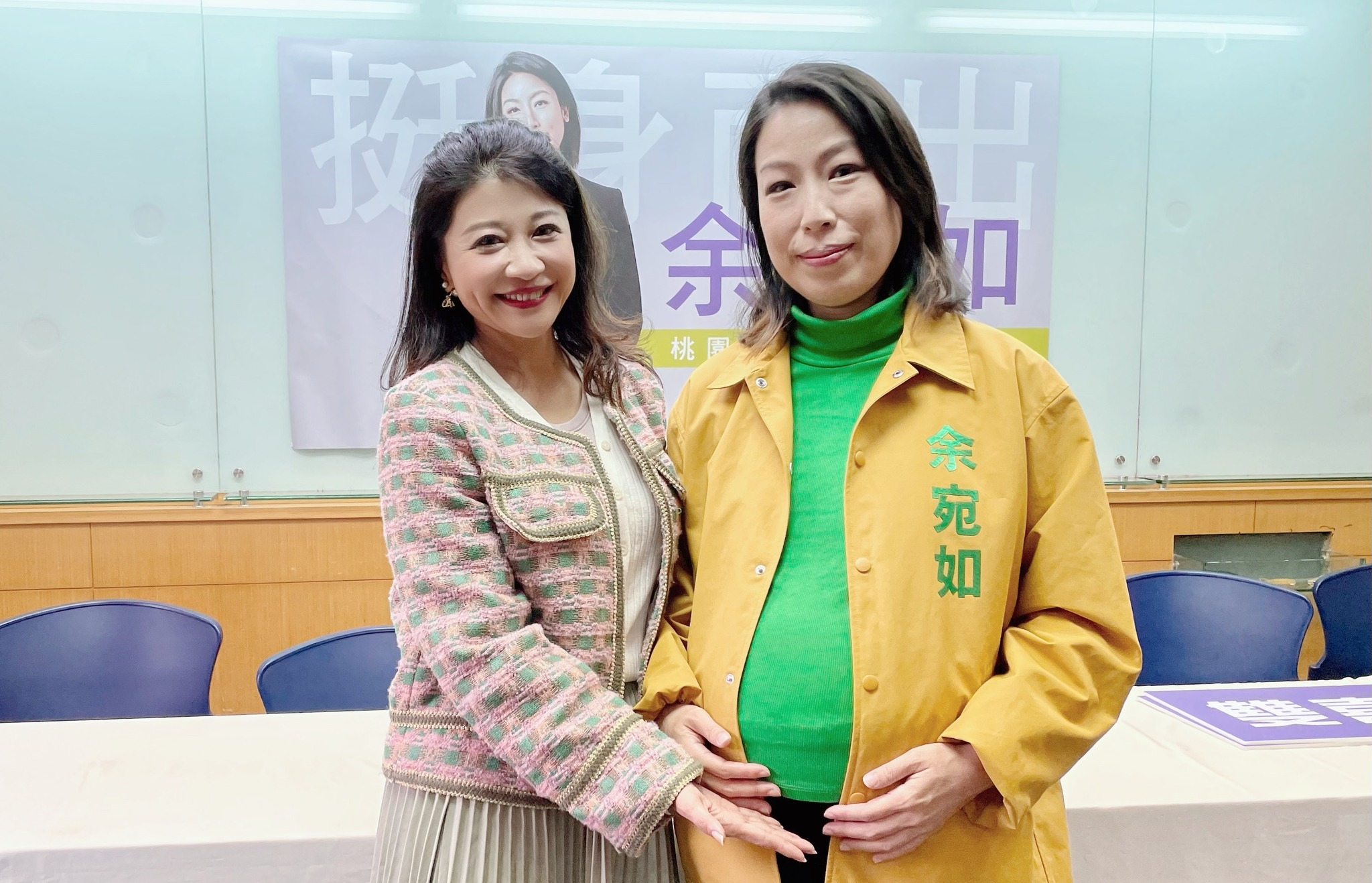 余宛如（右）今宣布將投入桃園第四選區的立委選舉，還找來林楚茵（左）等人幫忙站台。（翻攝自林楚茵臉書）