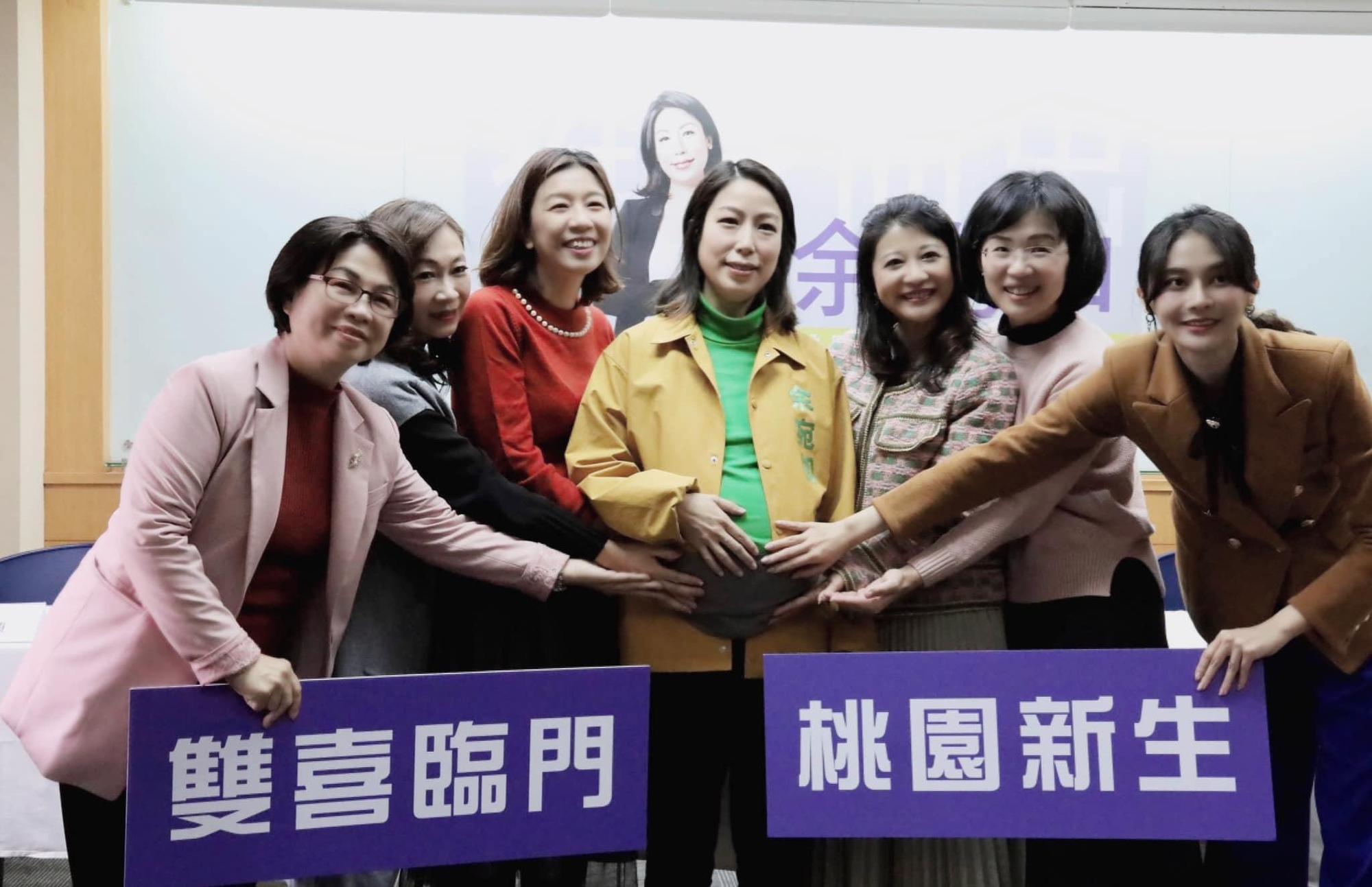 余宛如今宣布將角逐桃園第四選區的立委，並找來民進黨立院女將們站台。（翻攝自余宛如臉書）