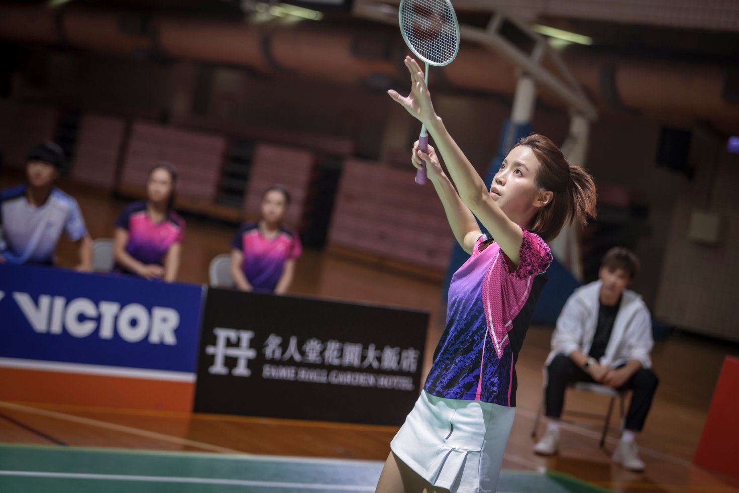 程予希拍攝《決勝的揮拍》，差點因為燈光釀意外。（民視提供）