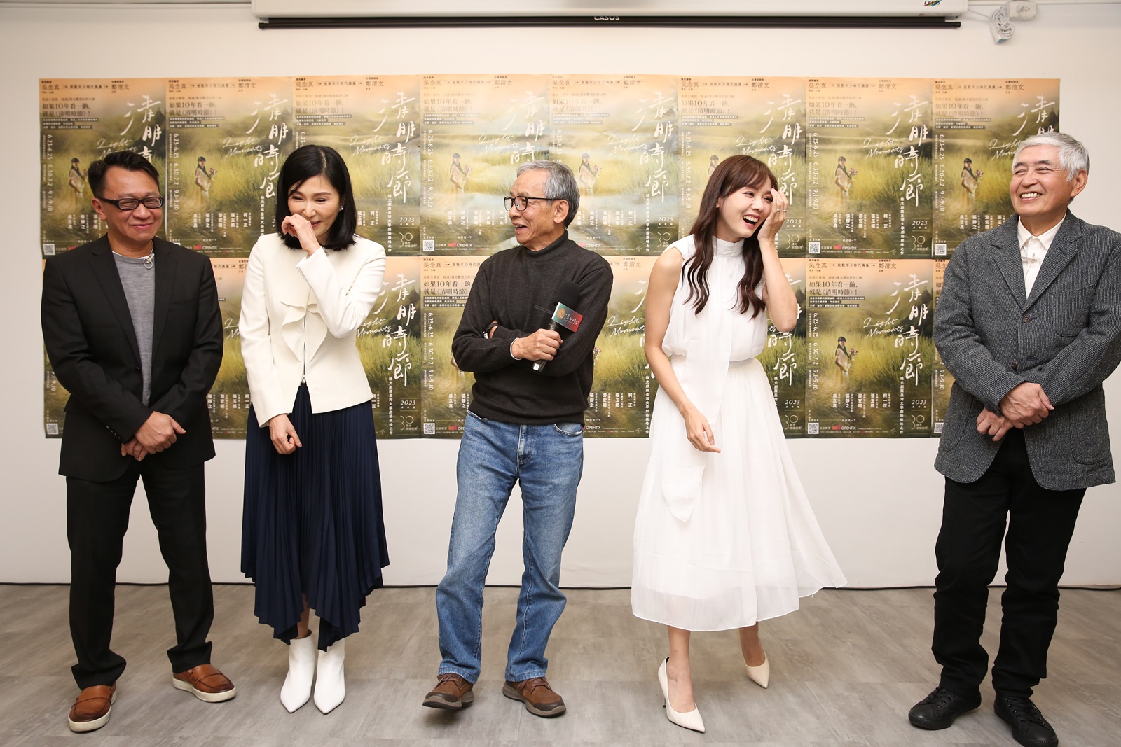 《清明時節》新一代男女主角游安順（左一）、張玉嬿的演出讓吳念真（中）非常期待。柯一正（右一）與張靜之則是在本劇三度飾演父女。