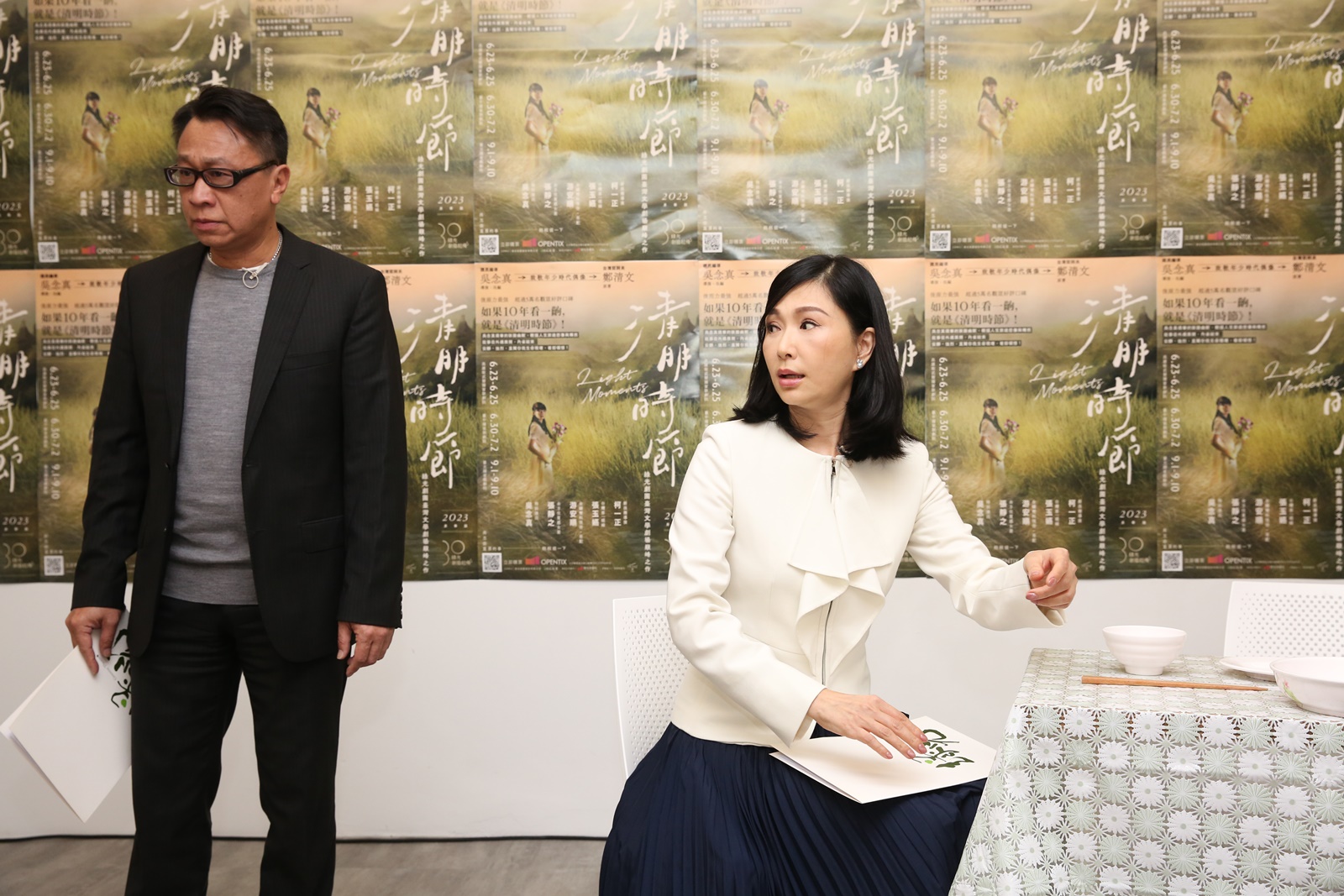 游安順（左）得知與張玉嬿演夫妻覺得榮幸又害羞，笑說：「我覺得自己配不上。」