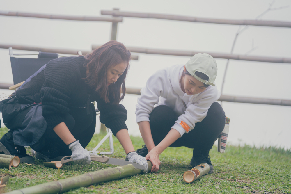 林心如（左）與江宜蓉合力鉅竹子。（TVBS提供）