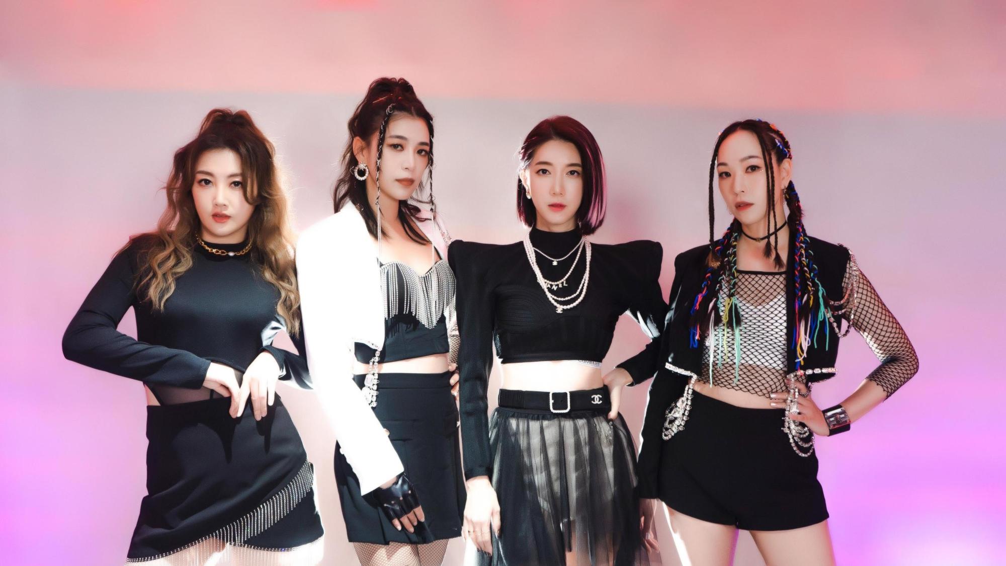 陶嫚曼(左起)、王思平、宋米秦、劉喆瑩組成限定女團「MAMA PINK」。(我是凱文工作室提供)