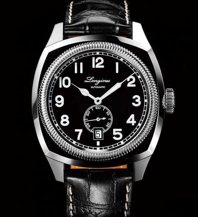 浪琴於2014年時,就曾經以Longines Heritage 1935的名字,復刻過Majetek捷克空軍飛行錶,當年的錶徑是42mm,有日期視窗,無小三角指標,防水30米。