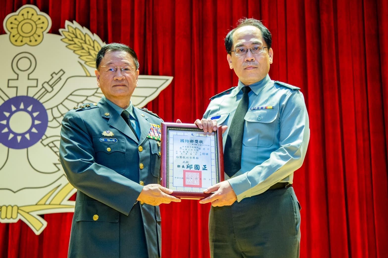 國軍台中總醫院骨科主任林建中(右)去年才從國防部副部長王信龍手中接過優良軍醫的表揚獎狀,未料近日被爆出涉嫌收賄。(翻攝自國軍台中總醫院)
