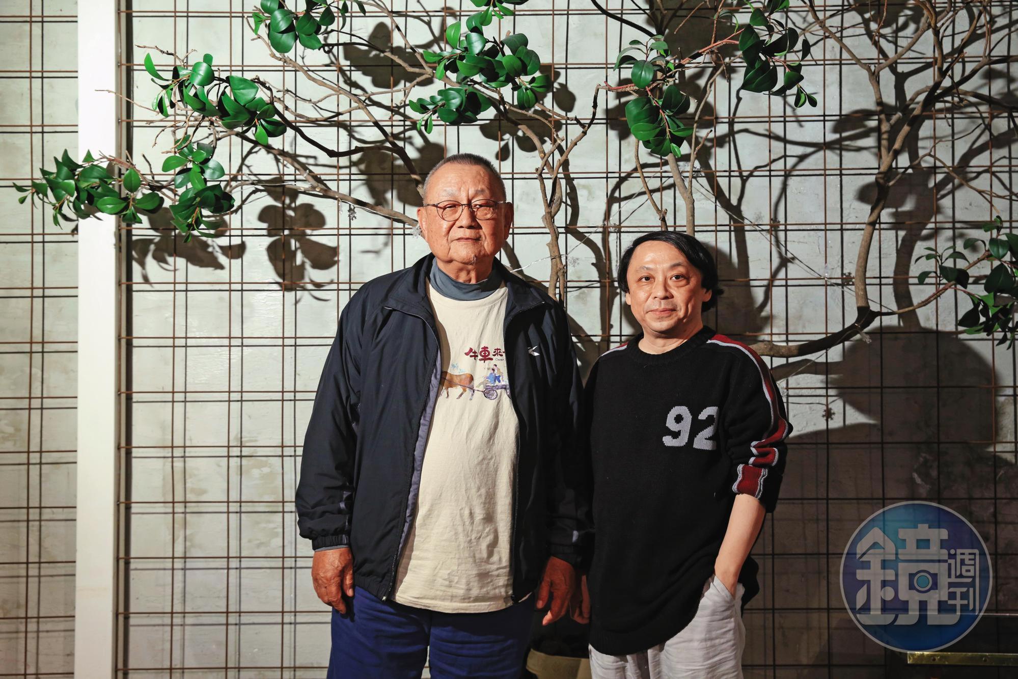 導演李岳峰(左)在監製蘇義雄(右)鼓勵下,重啟擱置十多年的《牛車來去》企劃。