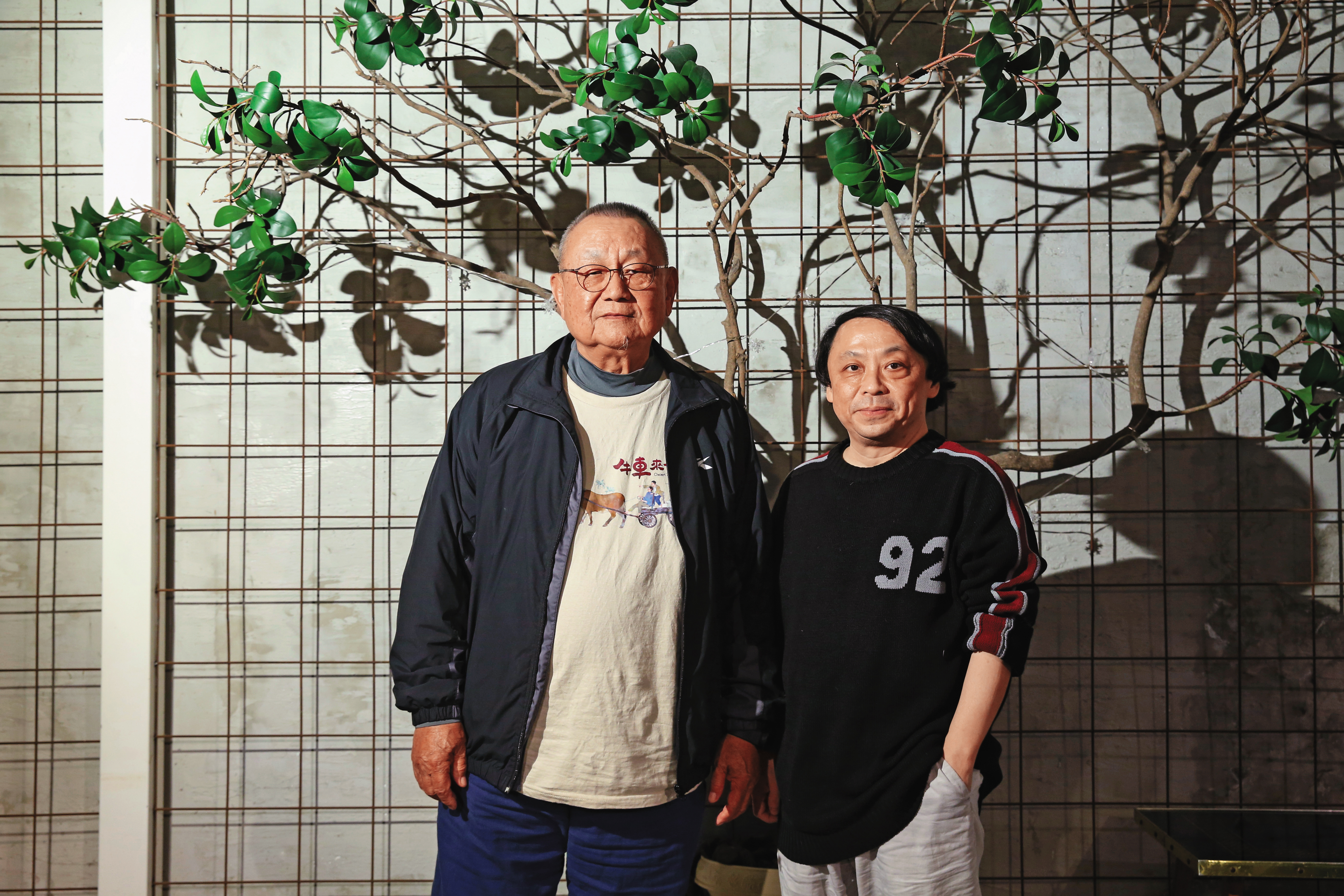 導演李岳峰（左）在監製蘇義雄（右）鼓勵下，重啟擱置十多年的《牛車來去》企劃。