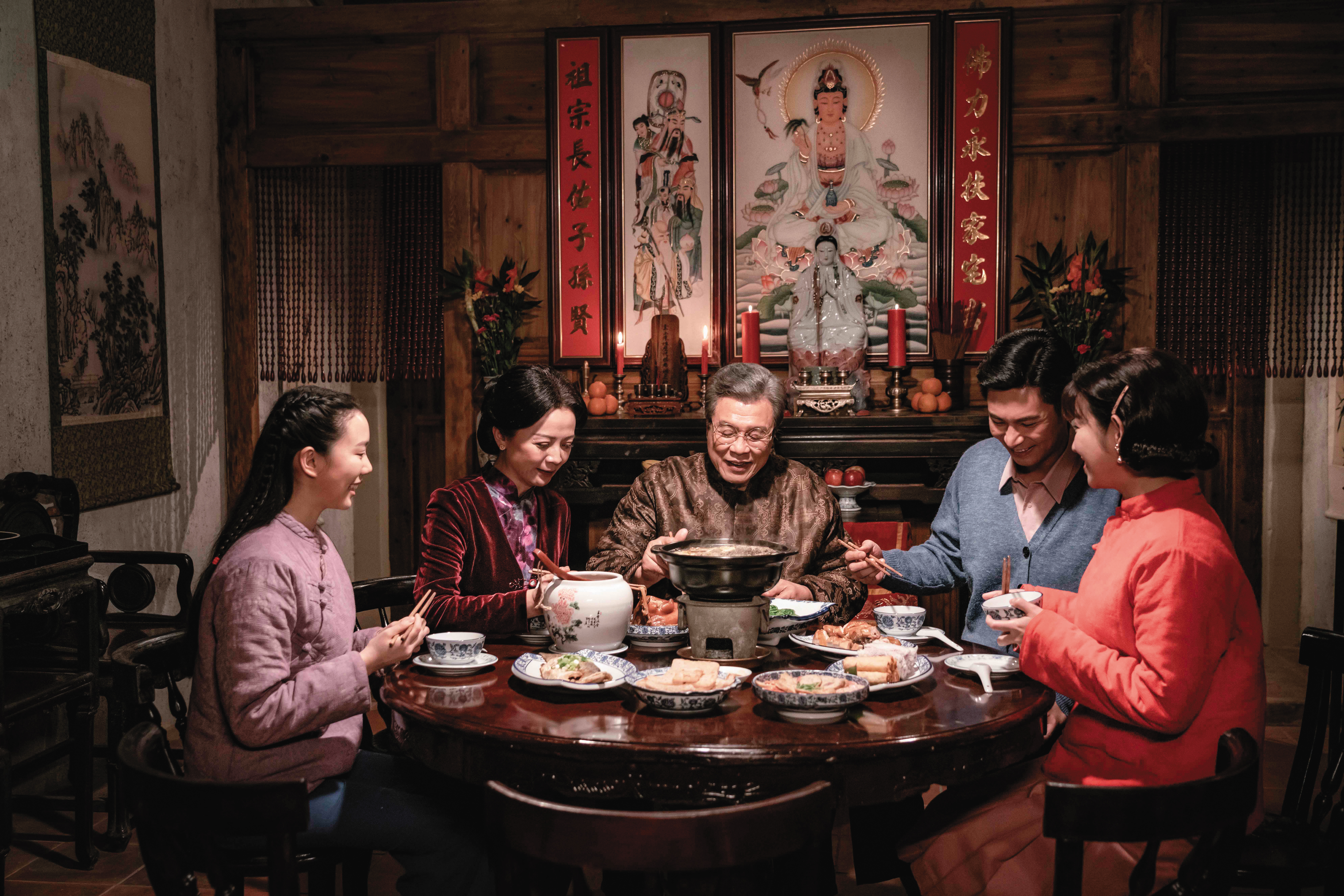 楊烈（中）飾演地主陳進丁，與米可白（右起）、楊子儀、高欣欣、鄧雨忱一家人團圓圍爐。（公視、禾豐製作提供）