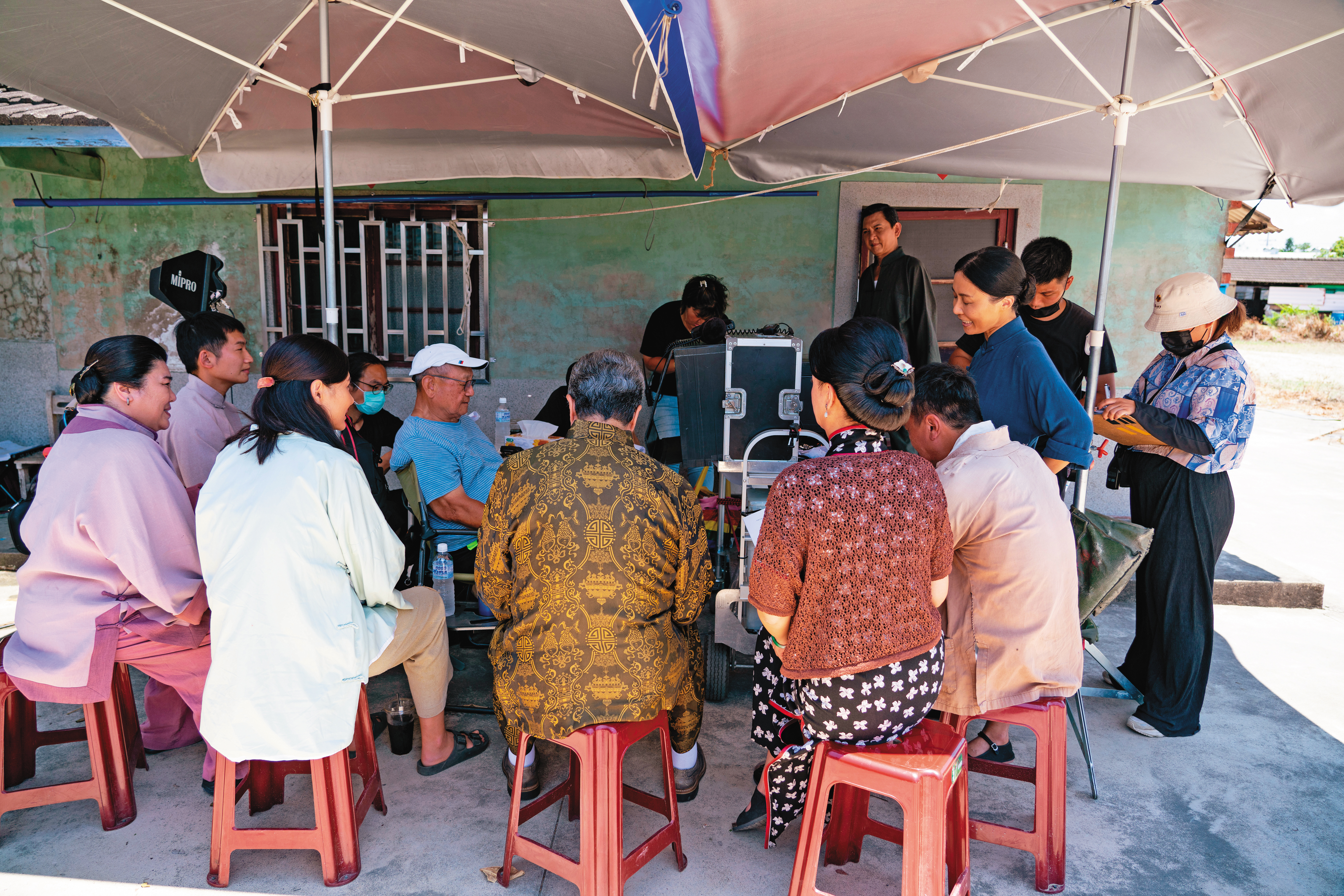 戲開拍前，演員圍繞李岳峰聽戲，確認每句台詞咬字發音正確才開拍。（公視、禾豐製作提供）