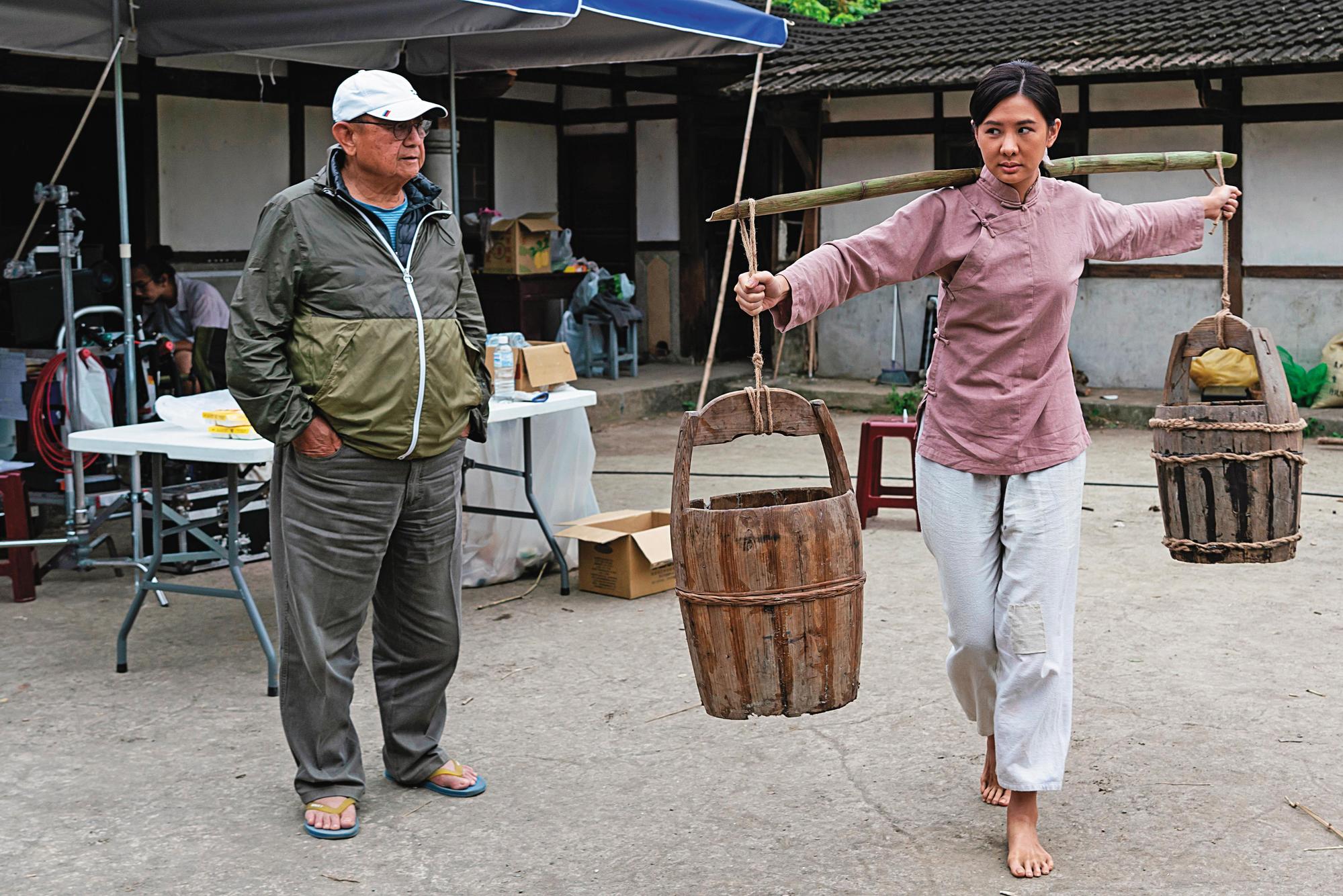 李岳峰(左)親自執導安心亞(右)挑水等農務動作。(公視、禾豐製作提供)