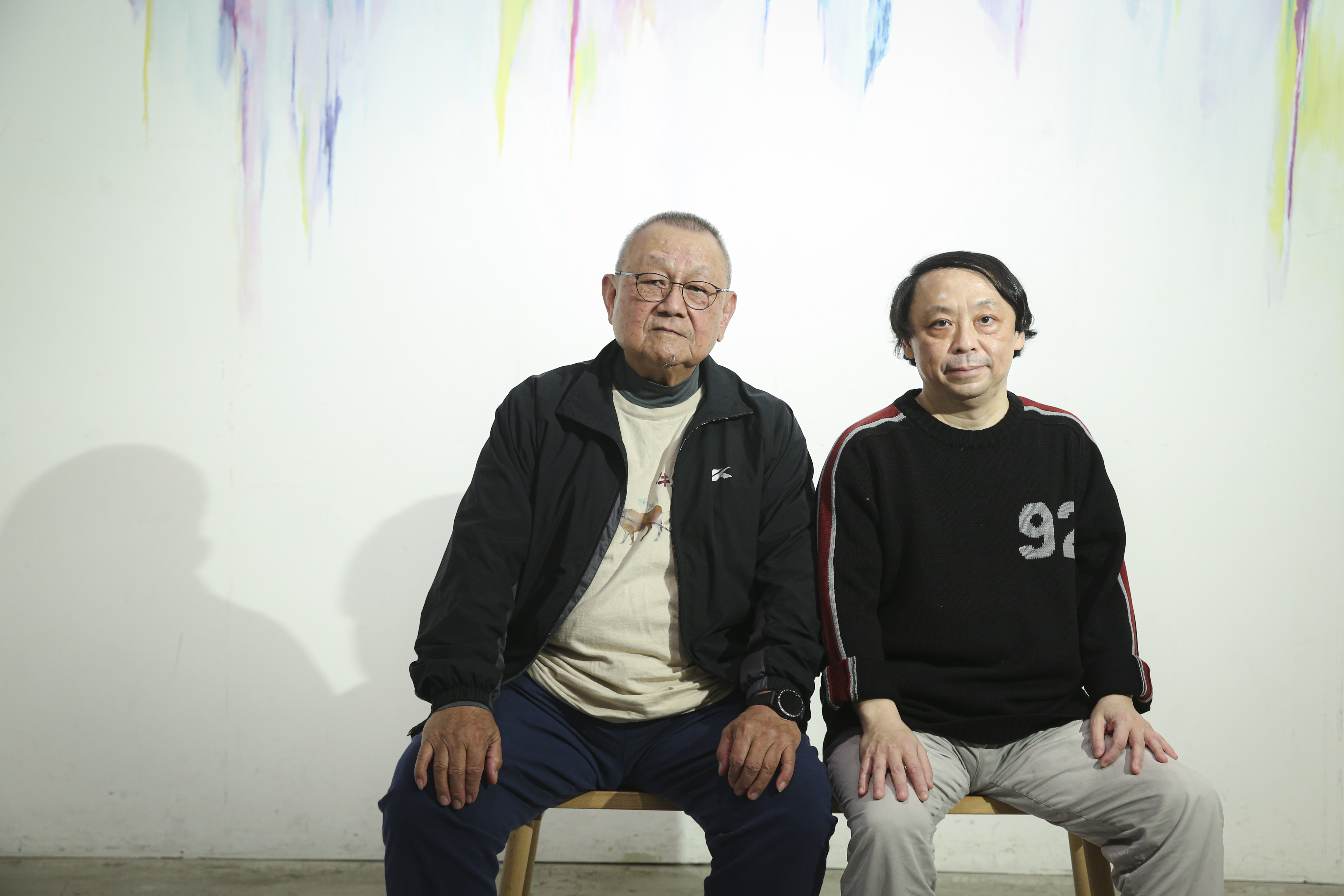 導演李岳峰（左）在監製蘇義雄（右）鼓勵下，重啟擱置十多年的《牛車來去》企劃。