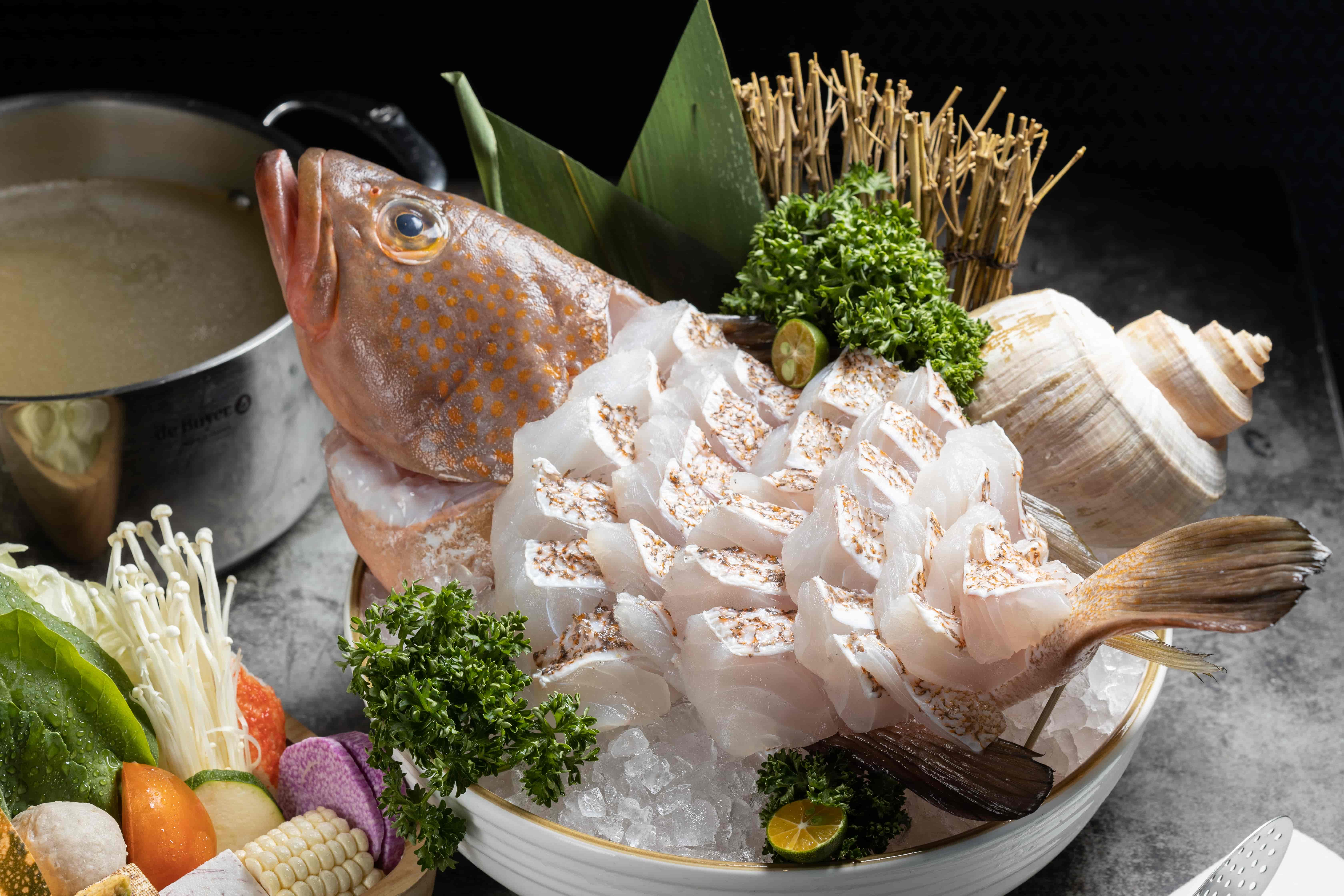 當日品嘗到的「時令鮮魚」的紅斑魚不僅塊頭巨大,色澤也是紅豔瑰麗,肉質腴滑。(時價,圖片中為5,660元/單點)